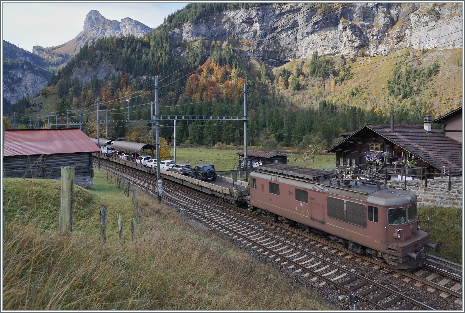 Die BLS Re 4/4 194 ist mit einem Autotunnel-Zug kurz nach der Abfahrt in Kandersteg auf dem Weg nach Goppenstein. 

11. Okt. 2022