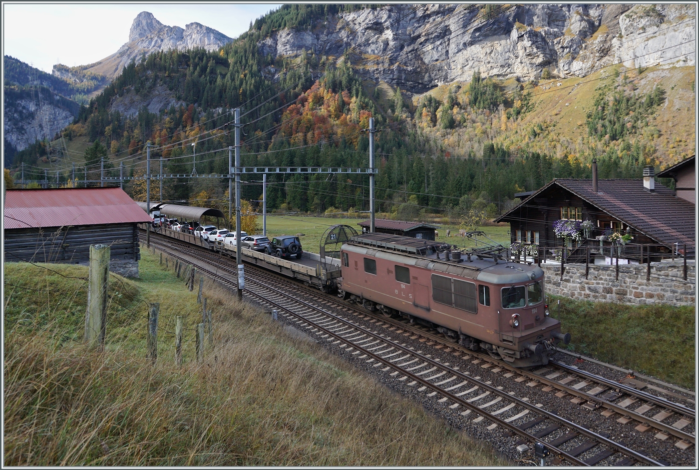 Die BLS Re 4/4 194 verlässt mit einem Tunnel-Auto-Zug Kandersteg. Während in Goppenstein der Lötschbergtunnel gleich beim Bahnhof beginnt, besteht in Kandersteg zwischen Tunnel und Bahnhof doch ein gut drei Kilometer langer Streckenabschnitt. 

11. Okt. 2022