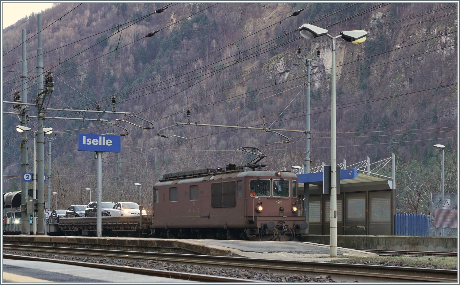 Die BLS Re 4/4 194 wartet in Iselle mit dem AT3 nach Brig auf die Abfahrt nach Brig. 

3. Januar 2024 