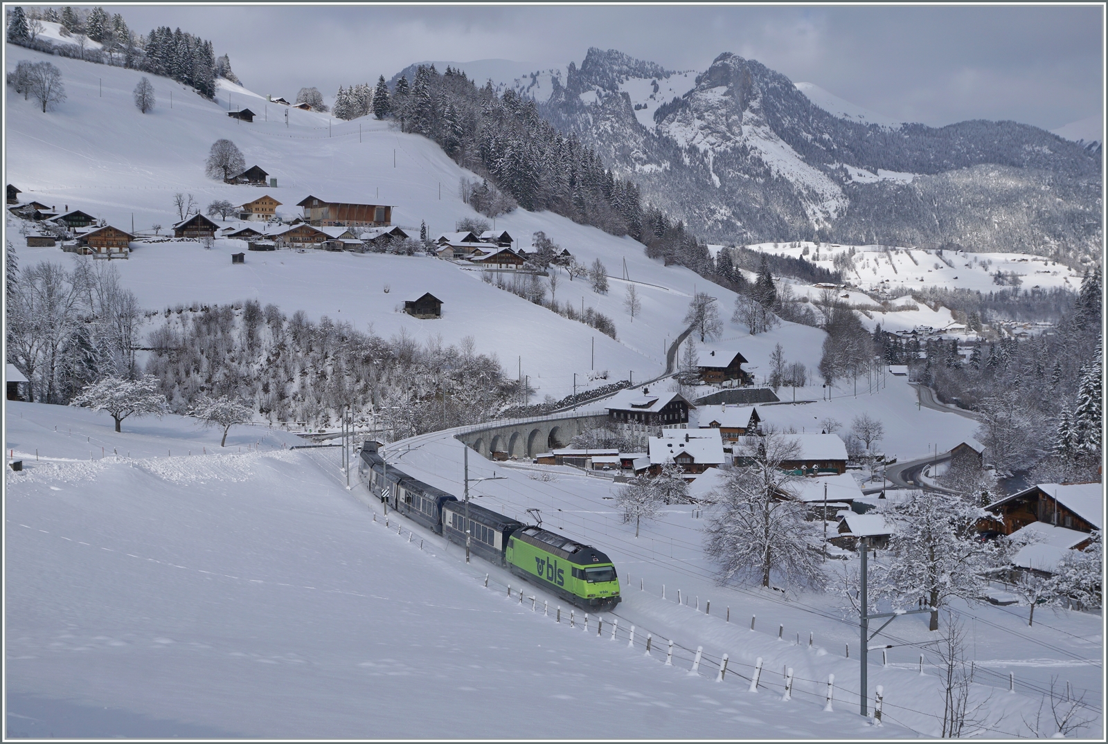 Die BLS Re 465 001 mit ihrem GoldenPass Express 4068 von Montreux nach Interlaken Ost bei Garstatt in einer herrlichen Winterlandschaft. 

20. Januar 2023