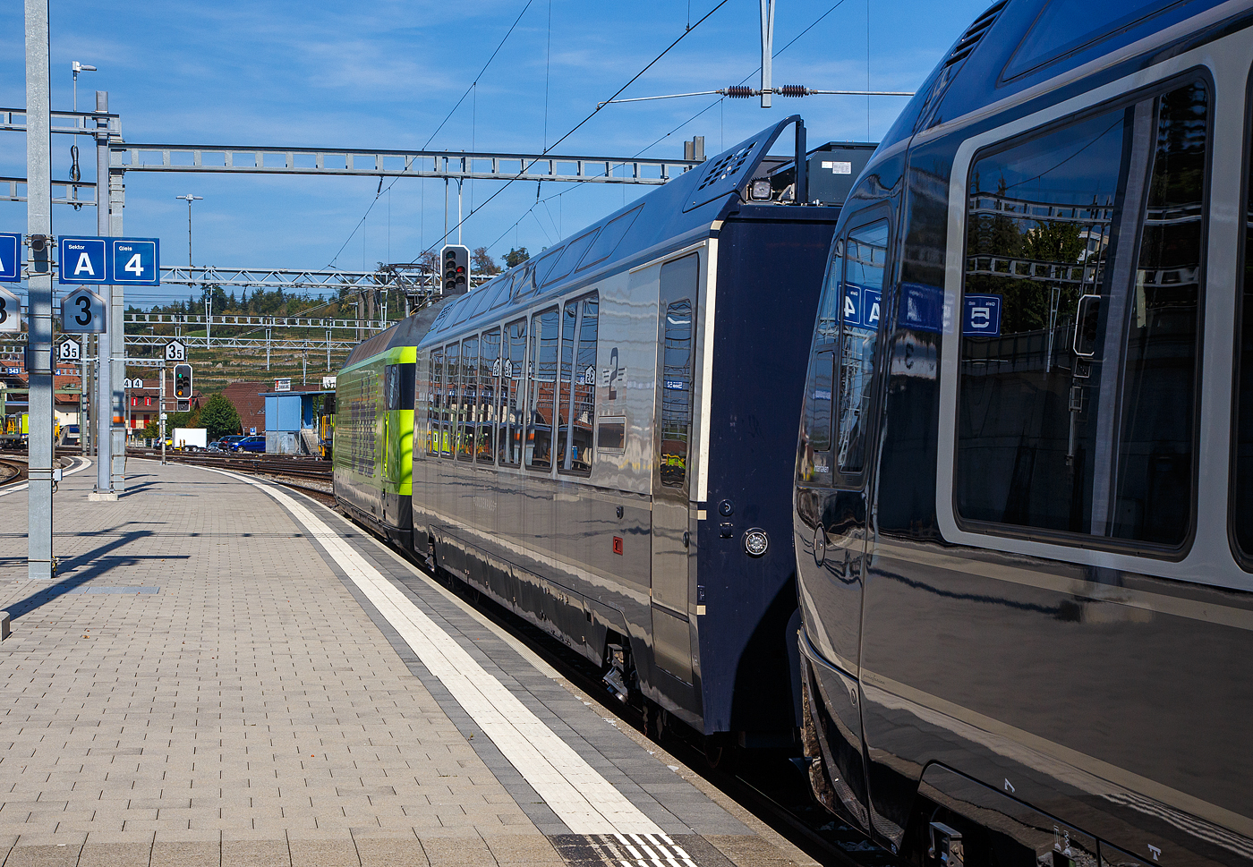 Die BLS Re 465 012 (91 85 4 465 012-3 CH-BLS) verlsst am 11 September 2023, mit dem GoldenPass Express (GPX) von Interlaken Ost via Zweisimmen nach Montreux, den Bahnhof Spiez. 

Hier hinter der BLS Re 465 012 der 2. Klasse interface Wagen Bsi 292 (96 85 8300 292-5 CH-MOB), diesen Wagen (3 Stck, Bsi 291 bis 293) sieht man meist NUR auf dem normalspurigen BLS-Netz. Der Interface-Wagen wird bentigt um die  Kommunikation zwischen der GPX-Stammkomposition und der BLS Lok Re 465 sicher zu stellen, so fhrt er nur auf der BLS Normalspur, lediglich fr die Fahrt in die MOB Werksttte (Chernex) muss er umgespurt werden.

Die Grnde fr den zustzlichen Interfacewagen (Bsi) sind:
• Die normalspurigen BLS Loks haben Schaubkupplungen und zwei Puffer, und sind so nicht identisch mit den mittigen Schwab-Kupplungen der MOB. So hat der Interfacewagen an einem Ende (auf der Seite mit dem Hilfsfhrerstand) Schraubenkupplung mit zwei Puffern und auf der gegenberliegenden Seite ber eine Schwab-Kupplung wie die anderen Wagen des Golden-Pass-Express.
• Die elektrische Spannung des MOB-Netzes entspricht nicht der Spannung des BLS-Netzes. So erfllen diese Interfacewagen Aufgaben der Leittechnik, des Bremsens und der Energieversorgung des MOB GPX-Wagenzuges.

Die Wagen sind 18.900 mm ber Puffer/Kupplung lang, das  Eigengewicht betrgt  25.110 kg, und besitzt 54 Sitzpltze in der 2. Klasse. Wie auch die anderen GPX Wagen gehren sie der MOB.