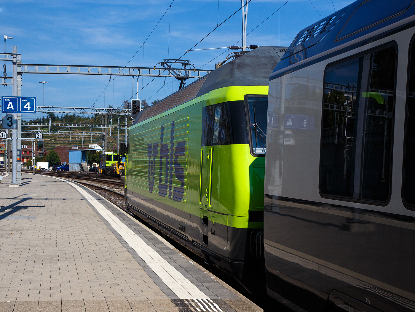 Die BLS Re 465 012 (91 85 4 465 012-3 CH-BLS) verlsst am 11 September 2023, mit dem GoldenPass Express (GPX) von Interlaken Ost via Zweisimmen nach Montreux, den Bahnhof Spiez. 

Hier auf den Normalspur Gleisen der BLS ist hinter der BLS Re 465 ein zustzlicher sogenannter 2. Klasse interface Wagen der Gattung Bsi (NUR auf BLS-Netz).
