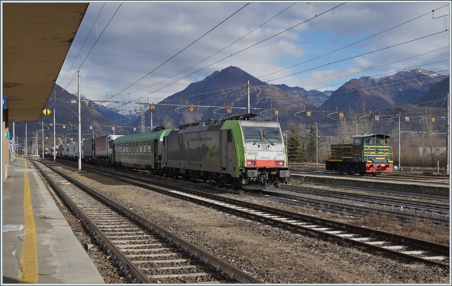 Die BLS Re 486 503 steht mit einer beladenen RoLa in Domodossola. 

2. Feb. 2024