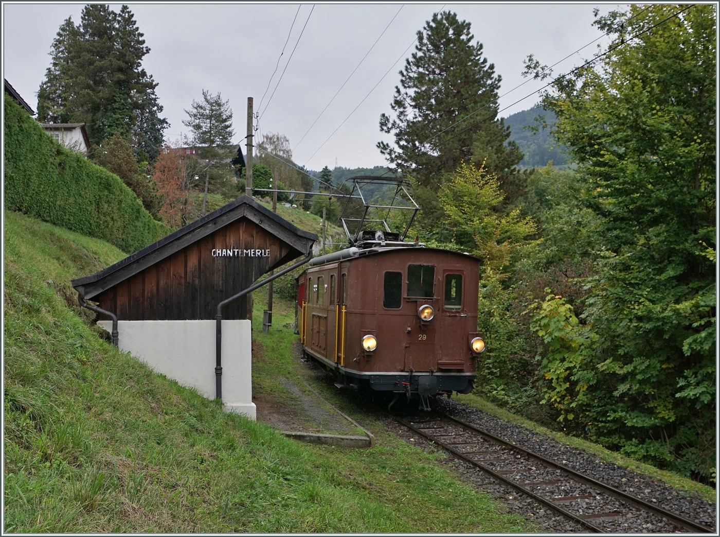 Die BOB HGe 3/3 N° 29 ist bei Chantemerle auf der Fahrt von Chaulin nach Blonay. 

1. Oktober 2022