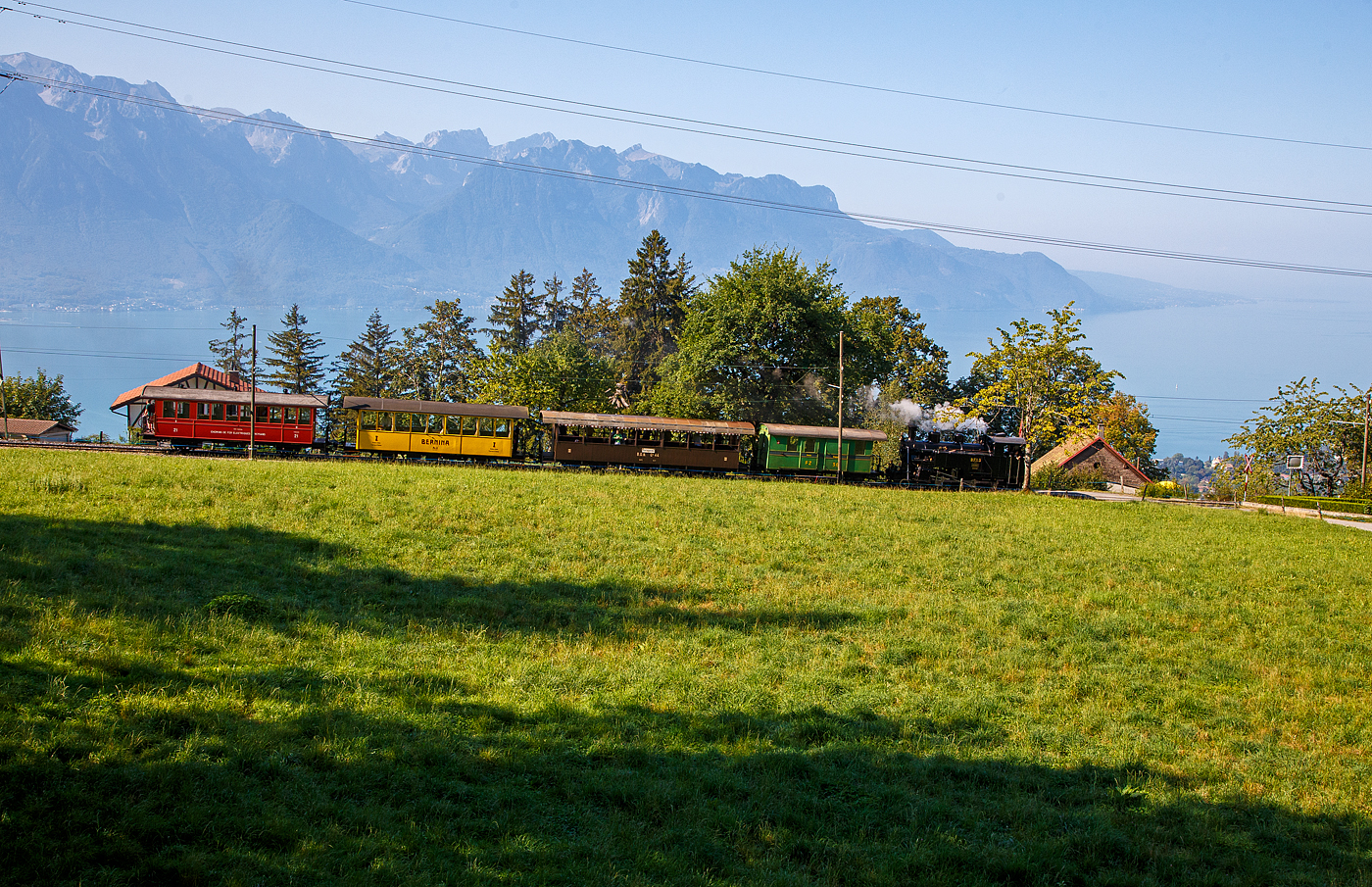 Die Dampflokomotive für gemischten Adhäsions- und Zahnradbetrieb B.F.D. 3 HG 3/4 (Brig–Furka–Disentis-Bahn), später FO 3 (Furka-Oberalp-Bahn), heute im Bestand der Museumsbahn Blonay–Chamby, fährt am 09 September 2023 mit ihren Zug vom Museum Chaulin nach Blonay hinab. Der Zug bestand aus dem Post- und Gepäckwagen CEG FZ²  36, Großraum-Plattformwagen BOB C4 44, Salonwagen BB As 2 und dem Großraum-Plattformwagen CEV BC² 21.

Die Dampflok  war an dem Tag die einzige unter Dampf befindliche Lok, das Wochenende stand aber auch zum 125 Jahre Jubiläum der BVB unter dem Motto  Le Chablais en fête , dort wird seit Eröffnung elektrisch gefahren.