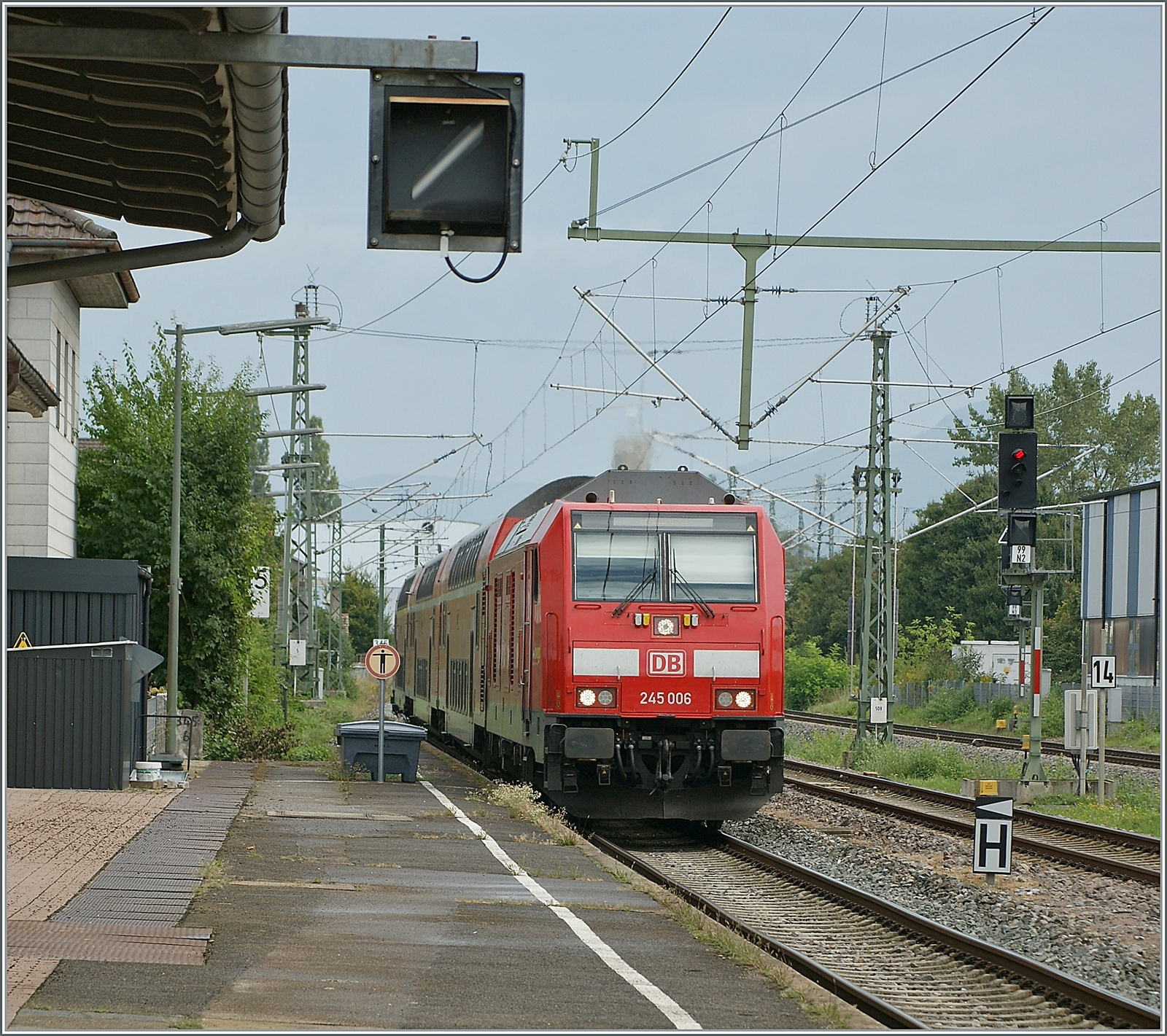 Die DB 245 006 (UIC 92 80 1245 006-2 D-DB) erreicht mit ihrem IRE3 von Friedrichshafen Hafen nach Basel Bad Bf. den Bahnhof Erzingen (Baden). Eindrücklich der Wärmeausstoss, der die Fahrleitung  flimmern  lässt, eine Fahrleitung, die im Planbetrieb nicht genutzt wird, da die elektrisch fahrenden SBB /THURBO GTW RABe 526 das Gleis 3 nutzen. Aber vielleicht wird die Strecken ja eines Tages Richtung Westen ausgebaut...

6. September 2022 