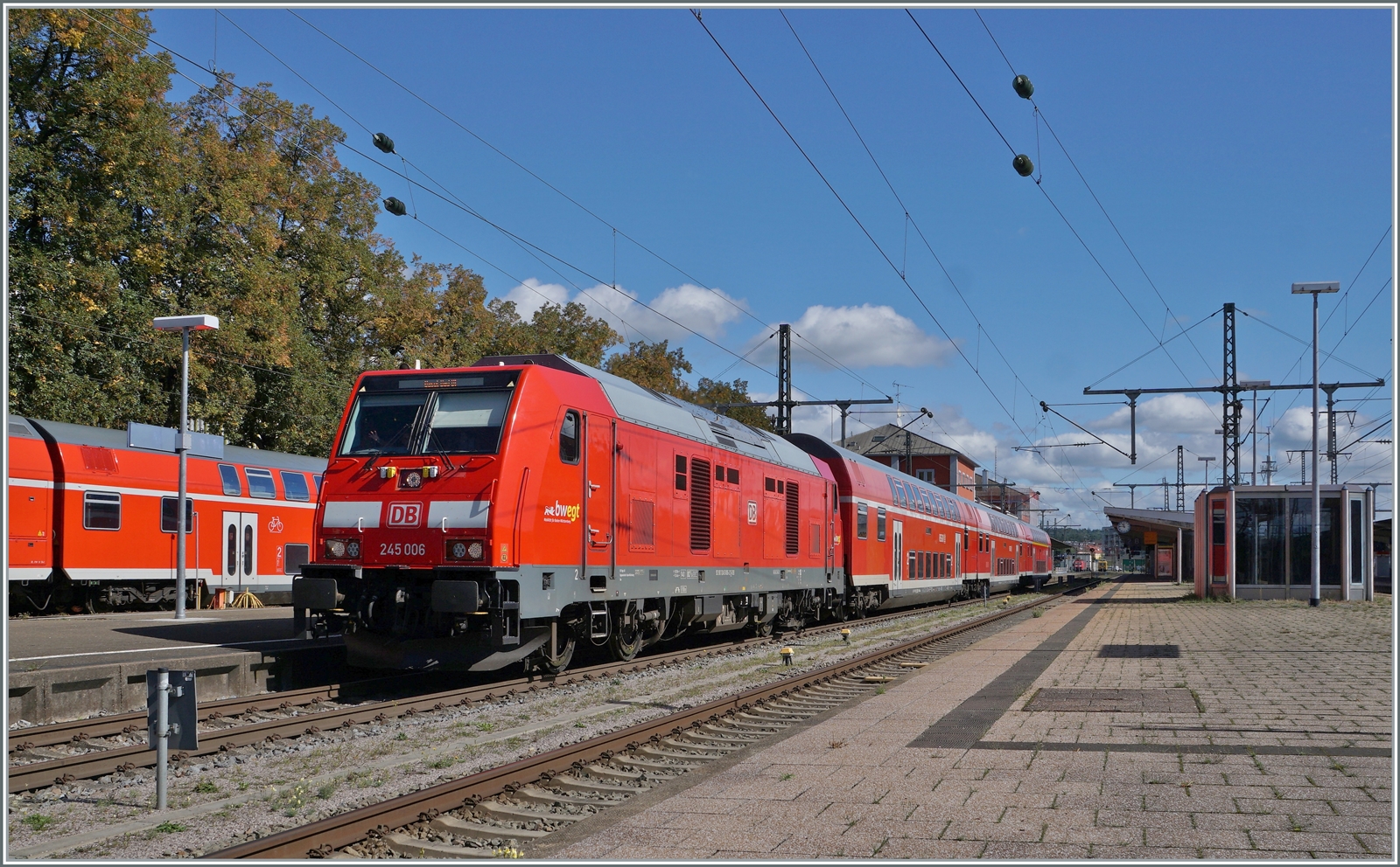 Die DB 245 006 verlässt Singen mit ihrem IRE3 in Richtung Basel Bad Bf. 

19. Sept. 2022