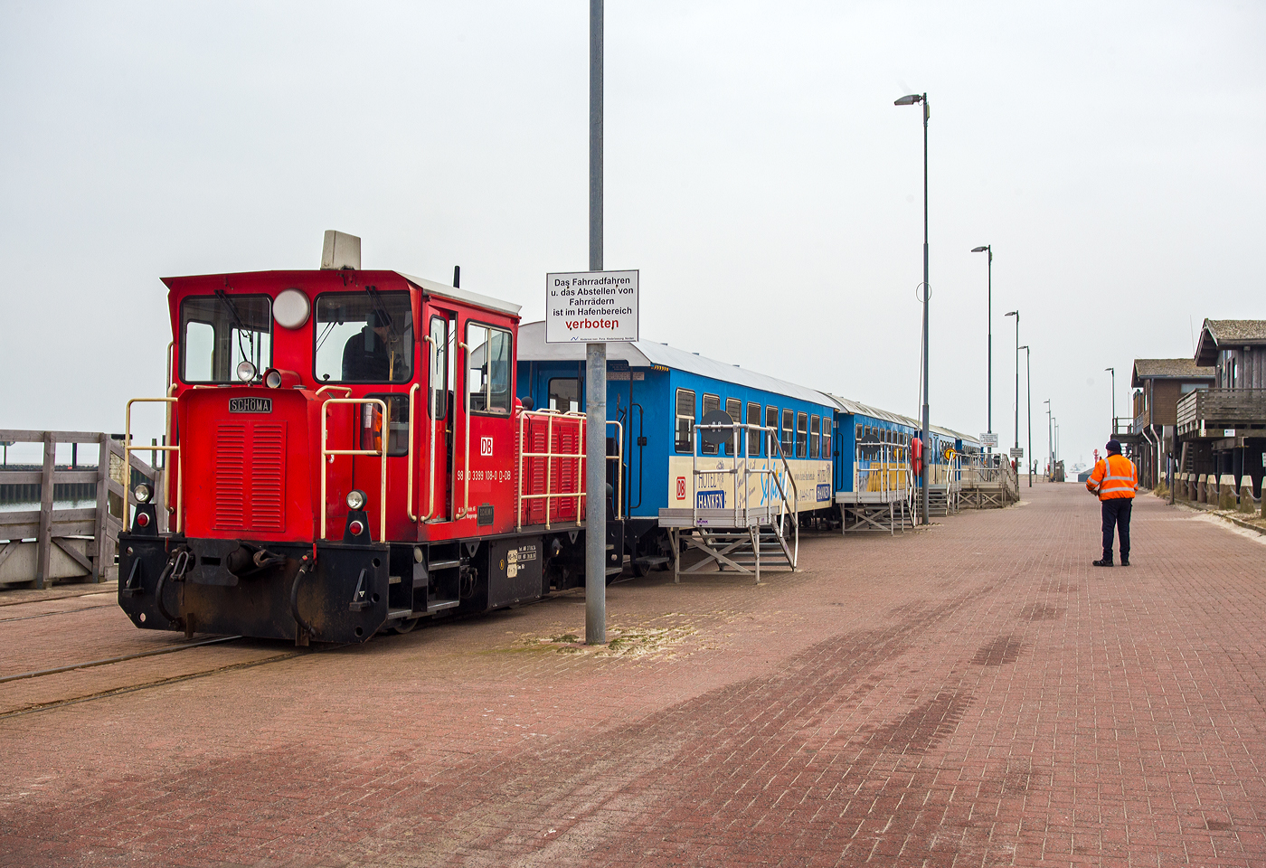 Die DB 399 108-0 (98 80 3399 108-0 D-DB) der Wangerooger Inselbahn rangiert am 12 März 2024 am Westanleger Wangerooge, an den nun leeren Personenzug (5 Wagen sowie zwei Flachwagen für Gepäckcontainern) heran.

Die meterspurige Lok wurde 1999 von SCHÖMA - Christoph Schöttler Maschinenfabrik GmbH in Diepholz unter der Fabriknummer 5600 für die Inselbahn Wangerooge der Deutsche Bahn AG gebaut und geliefert.
