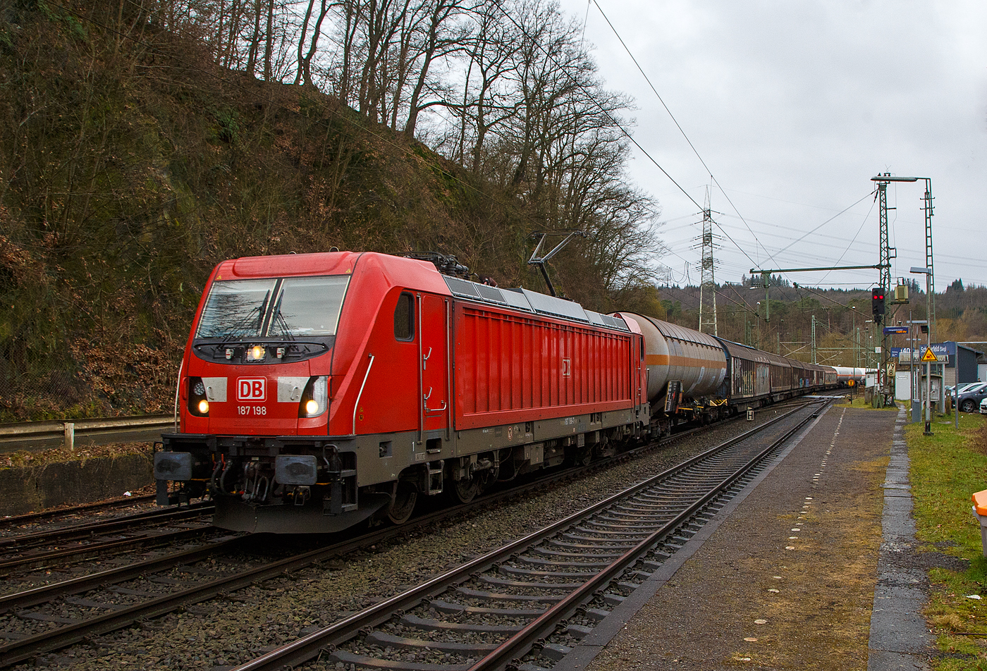 Die DB Cargo 187 198-7 (91 80 6187 198-7 D-DB) fährt am 18.02.2023 mit einem gemischten Güterzug durch Scheuerfeld (Sieg) in Richtung Siegen.

Die Bombardier TRAXX F140 AC3 wurde 2021 von der Bombardier Transportation GmbH in Kassel unter der Fabriknummer  KAS 35745  gebaut.  Die TRAXX F140 AC3 Varianten der DB Cargo (BR 187.1) haben keine Last-Mile-Einrichtung. Die Höchstgeschwindigkeit beträgt 140km/h. Die Lok hat nur die Zulassung für Deutschland. Die Lokomotiven können in gemischter Mehrfachtraktion mit BR185 und BR186 eingesetzt werden.
