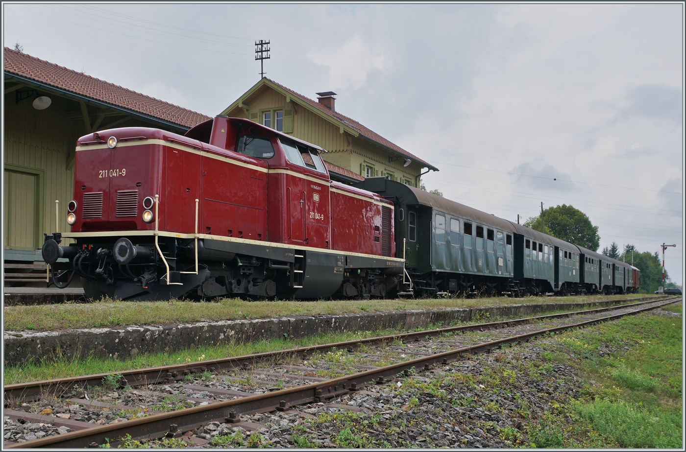 Die Diesellok 211 041-9 (92 80 1211 041-9 D-NeSA) ist mir ihrem Zug von Weizen kommend wieder in Zollhaus Blumberg angekommen. 

27. August 2022