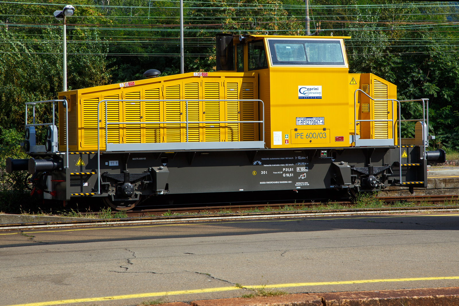 Die Diesellok IT-RFI 270847-4 eine zweiachsige dieselhydraulische IPE Locomotori 2000 Rangierlokomotive vom Typ IPE 600 der Ceprini Costruzioni Srl (Orvieto) ist am 07.09.2021 im Bahnhof Domodossola abgestellt.

Die IPE Locomotori 2000 srl ist der einzige italienische Hersteller fr die Produktion von Rangierlokomotiven. IPE Locomotori 2000 in Nogarole Rocca (VR) arbeitet mit der Vossloh Locomotives Group technisch zusammen. Die neue Lokomotive IPE600 ist eine Maschine, die fr den Umschlag von Gtern und / oder als Arbeitsmittel. Die geringe Gre der Lokomotive und ihre zentrale Kabine ermglichen eine weite Sicht und maximale Sicherheit bei Rangier- und Arbeitseinstzen. Neben dem konventionellen Dieselantrieb, mit dem eine Hchstgeschwindigkeit von 60 km/h erreicht werden kann, hat die Lokomotive ein hydrostatisches Getriebe fr Langsamfahrten (Hchstgeschwindigkeit 5 km/h).

TECHNISCHE DATEN:
Spurweite:  1.435 mm (Normalspur)
Achsformel:  A'A'
Bauart: zweiachsige dieselhydraulische Lokomotive
Lnge ber Puffer: 10.000 mm
Achsabstand: 6.000 mm
Triebraddurchmesser: 920 mm (neu) / 850 mm (abgenutzt)
Dienstgewicht:  30 t
Hchstgeschwindigkeit:  60 km/h 
Motor: 6-Zylinder vier Takt Dieselmotor vom Typ IVECO FPT CURSOR C13 500
Motorhubraum: 12,9 Liter
Motorleistung: 368kW (494PS)
Kleister befahrbarer Gleisbogen: R = 150 m
