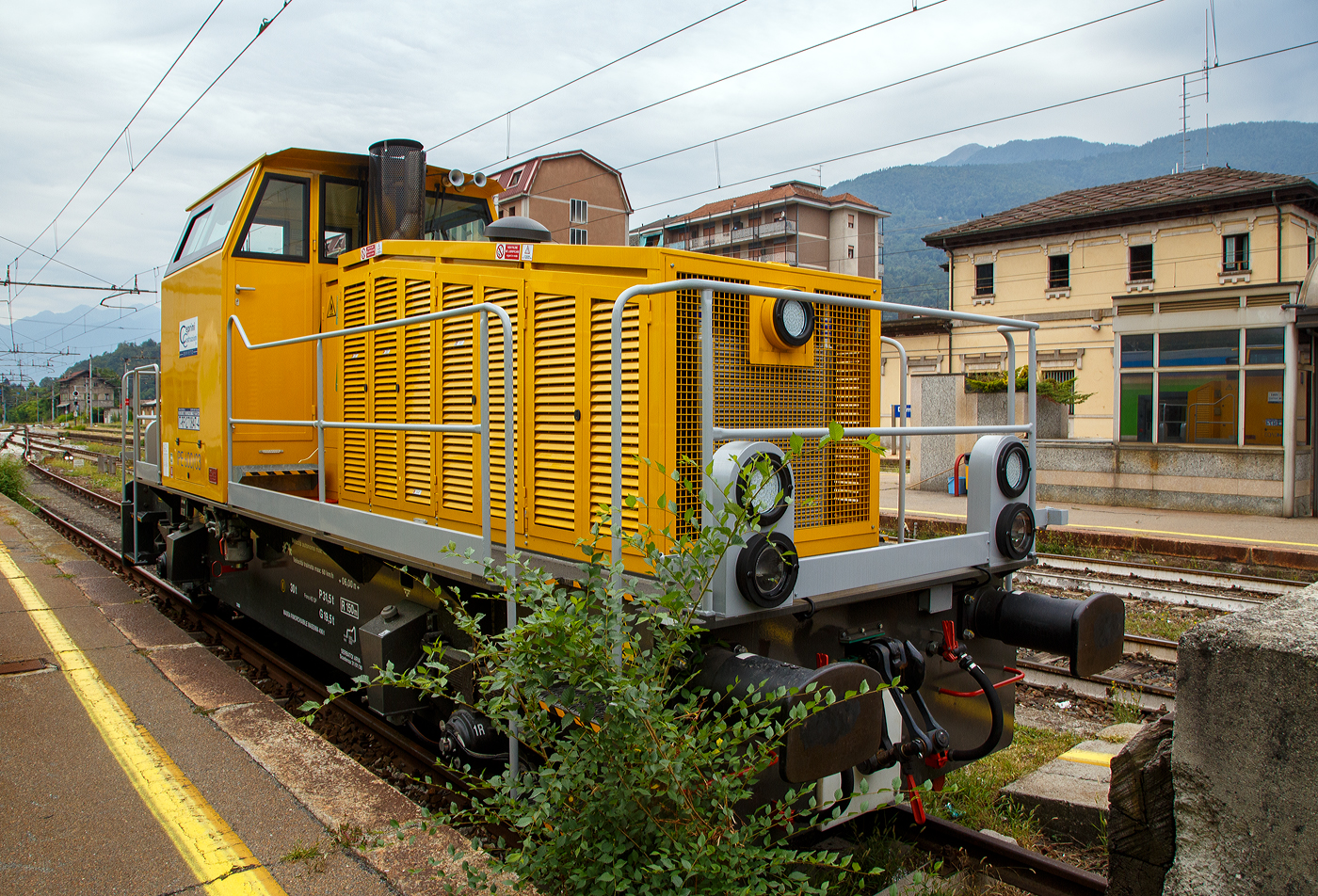 Die Diesellok IT-RFI 270847-4 eine zweiachsige dieselhydraulische IPE Locomotori 2000 Rangierlokomotive vom Typ IPE 600 der Ceprini Costruzioni Srl (Orvieto) ist am 08 September 2021 im Bahnhof Domodossola abgestellt.

Die IPE Locomotori 2000 srl ist der einzige italienische Hersteller fr die Produktion von Rangierlokomotiven. IPE Locomotori 2000 in Nogarole Rocca (VR) arbeitet mit der Vossloh Locomotives Group technisch zusammen. Die neue Lokomotive IPE600 ist eine Maschine, die fr den Umschlag von Gtern und / oder als Arbeitsmittel. Die geringe Gre der Lokomotive und ihre zentrale Kabine ermglichen eine weite Sicht und maximale Sicherheit bei Rangier- und Arbeitseinstzen. Neben dem konventionellen Dieselantrieb, mit dem eine Hchstgeschwindigkeit von 60 km/h erreicht werden kann, hat die Lokomotive ein hydrostatisches Getriebe fr Langsamfahrten (Hchstgeschwindigkeit 5 km/h).