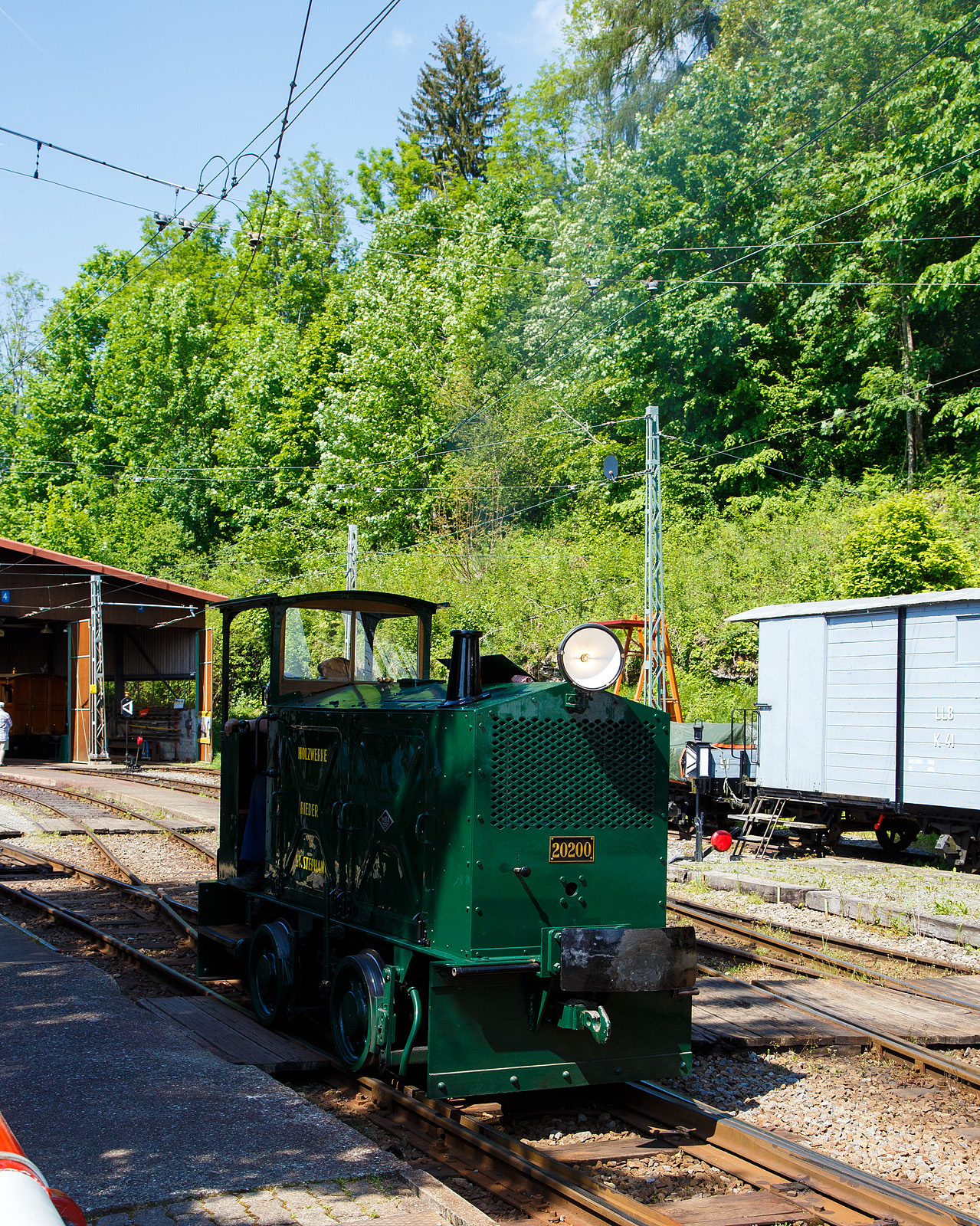 Die doch recht kleine ex MOB Schienentraktor Tm 2/2 Nr. 1, ex Holzwerk Rieder, der Museumsbahn Blonay-Chamby hat am 27 Mai 2023 im Museumsareal in Chaulin die Rangierarbeit erledigt nun geht es wieder zurück in die Bereitstellung.
