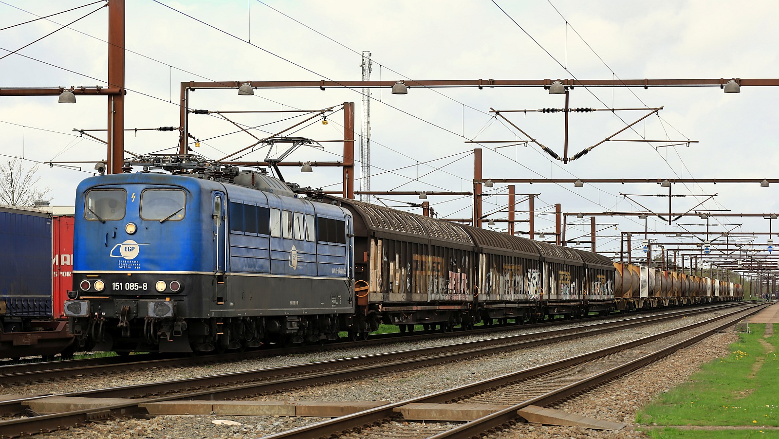 Die EGP 151 085-8, REV/LD X/10.05.16, Verl/EGP/09.05.23, Verl/EGP/07.05.2024 setzte sich dann vor den bereits im Gbf abgestellten Dyckerhoff-Zementzug. Pattburg/DK 14.04.2024