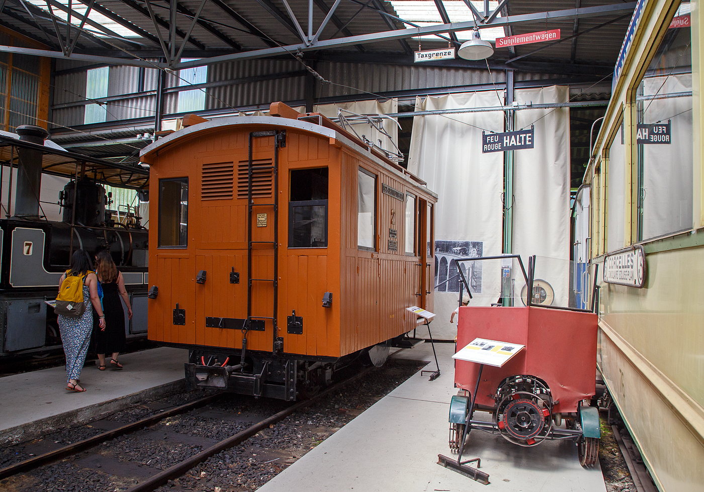 Die elektrische reine Zahnradlokomotive BGV He 2/2 2, später BVB He 2/2 2  La Grisette  der Museumsbahn Blonay–Chamby am 27.05.2022 im Museum Chaulin. Rechts eine kleine Motor-Draisine der RhB, Baujahr ca. 1930.

Die Gleichstrom-Zahnradelektrolok wurde 1899 von der Schweizerischen Lokomotiv- und Maschinenfabrik (SLM) in Winterthur unter der Fabriknummer 1196 gebaut, der elektrische Teil ist von der CIE (Compagnie de l'industrie électrique, ab 1902 CIEM - Compagnie de l’industrie électrique et mécanique und ab 1918 Société Anonyme des Ateliers de Sécheron). Die Lieferung erfolgte an die Chemin de fer électrique Bex–Gryon–Villars (BGV), ab 1905 Chemin de fer Bex–Gryon–Villars–Chesières (BGVC), im Jahr 1942 fusionierten die BGVC mit der VB zur BVB. Im Jahre 1999 fusionierte die BVB mit der Chemin der fer Aigle–Ollon–Monthey–Champéry (AOMC), der Chemin de fer Aigle–Leysin (AL) und der Chemin de fer Aigle–Sépey–Diablerets (ASD) zu den Transports Publics du Chablais (TPC). Mit der Gründung der TPC konnten die vorher zum Teil von der Einstellung bedrohten Schmalspurbahnen ihre Mittel zusammenlegen und ihr Angebot vereinheitlichen.

Die Lok erhielt 1920 einen neuen Lokomotivkasten und war so bis 1985 bei der BVG, insbesondere für den Schneepflugdienst, in Betrieb. Den Spitznamen „la Grisette“ erhielt sie, weil sie ursprünglich eine graue Lackierung trug. Später ging sie an den Verein B.V.B. Promotion, der sie 1997 nicht betriebsfähig restaurierte, im Oktober 2011wurde sie dann an die Museumsbahn Blonay–Chamby und war bis 2014 in einer Lagerhalle abgestellt. Da die SLM He 2/2 elektrische Lokomotiven mit reinen Zahnradantrieb sind und so keinen Adhäsionsantrieb besitzen, können sie sich also nur in einem mit Zahnstange versehenen Gleis fortbewegen, so bleibt die BVB He 2/2 2  La Grisette  bei der BC wohl eine reines Ausstellungsexponat.

SLM He 2/2 sind elektrische Lokomotiven mit Zahnradantrieb, die von der Schweizerischen Lokomotiv- und Maschinenfabrik (SLM) gebaut und mit Drehstrom- oder Gleichstrom-Ausrüstungen verschiedener Hersteller wie Alioth, BBC, CIE, MFO und Rieter versehen wurden. He 2/2 wurden von 1898 bis 1957 in den Spurweiten 800, 1.000 und 1.435 mm hergestellt. Sie weisen keinen Adhäsionsantrieb auf, können sich also nur in einem mit Zahnstange versehenen Gleis fortbewegen.

Bei Lokomotiven der Bex-Villars-Bretaye-Bahn (BVB) und zwei Triebzahnrädern handelt es sich um reine Zahnradlokomotiven. Die beiden Triebzahnräder, für das Zahnstangensystem Abt sind nicht auf den Laufachsen angebracht, sondern unmittelbar neben der Laufachsen gegen die Fahrzeugmitte. Der mechanische Teil stammt von der Schweizerischen Lokomotiv- und Maschinenfabrik (SLM) in Winterthur.

Die 5.000 mm langen Lokomotiven mit einem Dienstgewicht von rund 14,8 t verkehren mit ihren 2 x 81 kW = 162 kW (220 PS) Leistung auf Neigungen bis zu 200 ‰. Sie erreichen dabei bei der Bergfahrt eine Geschwindigkeit von rund 10 km/h, bei Talfahrt war die Geschwindigkeit aus Sicherheitsgründen auf maximal 7,5 km/h limitiert.

TECHNISCH DATEN:
Baujahr: 1899
Nummerierung: 1 und 2 (später noch 3 und 4 von der MC)
Spurweite: 1.000 mm
Achsfolge: 1zz1
Zahnradsystem: 	Abt
Länge über Puffer : 5.000 mm
Länge Lokkasten: 4.250 mm 
Breite: 2.500 mm
Achsstand: 2.270 mm (720 mm – Zahnradabstand 920 mm – 520 mm)
Zahnradteilkreis-Ø: 573 mm
Dienstgewicht: 14,8  t
Leistung: 2 x 110 kW
Zul. Höchstgeschwindigkeit: 10 km/h (Talfahrt 7,5 km/h)
Übersetzung:  1:7,84
Stromsystem: 700 V DC (gleichstrom)
Max. Neigung : 200 ‰