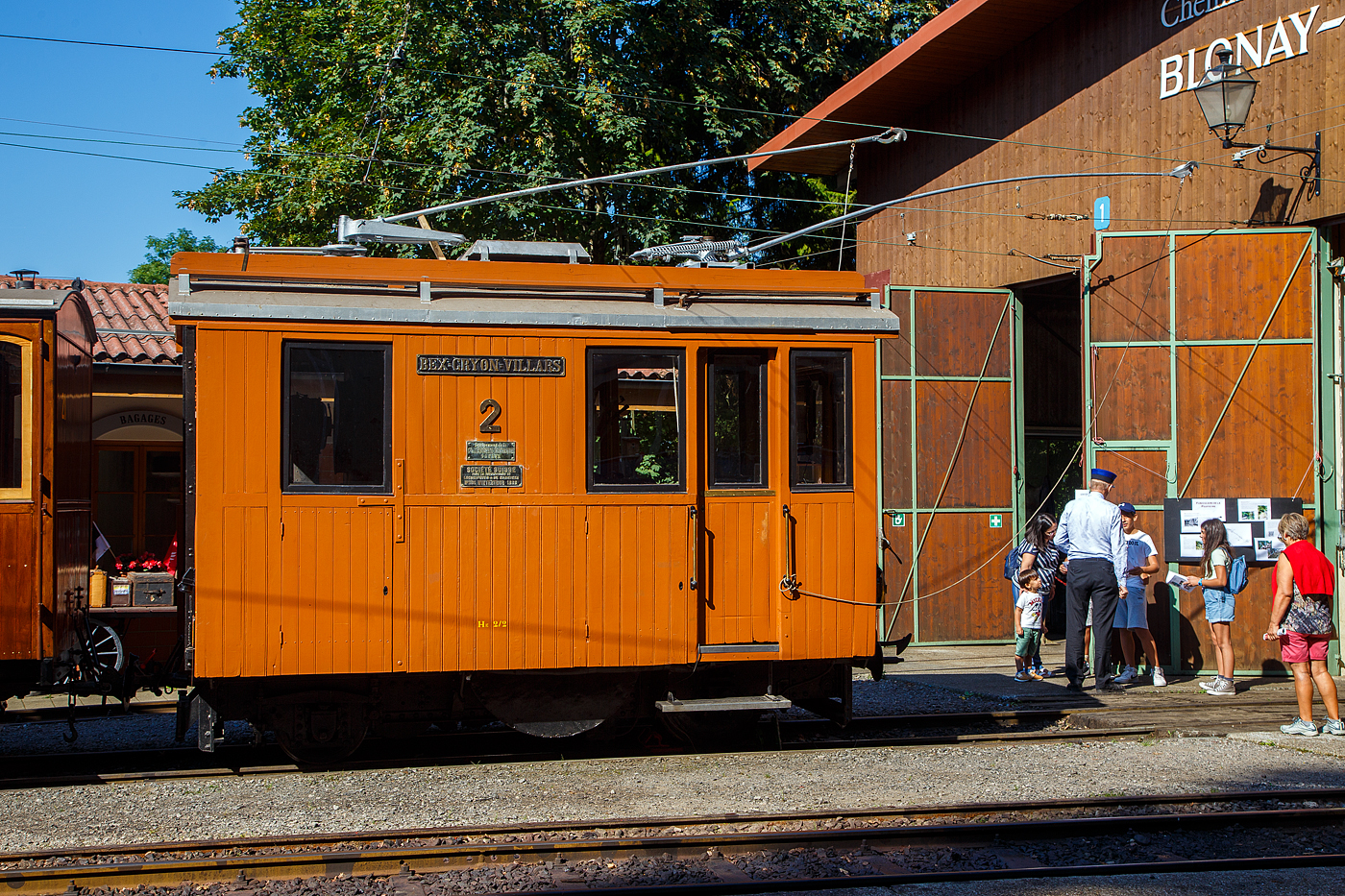 Die elektrische reine Zahnradlokomotive BGV He 2/2 2, später BVB He 2/2 2  La Grisette  der Museumsbahn Blonay–Chamby am 09 September 2023 im Museum Chaulin. Sie war eine der Highlights von der Veranstaltung an dem Wochenende welches zum 125 Jahre Jubiläum der BVB unter dem Motto  Le Chablais en fête  stand. Mit ihrem Alter von 124 ist sie die älteste erhaltene Lok der BVB (ex BGV) und passte so bestens als Ausstellungsexponat.

Die Gleichstrom-Zahnradelektrolok wurde 1899 von der Schweizerischen Lokomotiv- und Maschinenfabrik (SLM) in Winterthur unter der Fabriknummer 1196 gebaut, der elektrische Teil ist von der CIE (Compagnie de l'industrie électrique, ab 1902 CIEM - Compagnie de l’industrie électrique et mécanique und ab 1918 Société Anonyme des Ateliers de Sécheron). Die Lieferung erfolgte an die Chemin de fer électrique Bex–Gryon–Villars (BGV), ab 1905 Chemin de fer Bex–Gryon–Villars–Chesières (BGVC), im Jahr 1942 fusionierten die BGVC mit der VB zur BVB. Im Jahre 1999 fusionierte die BVB mit der Chemin der fer Aigle–Ollon–Monthey–Champéry (AOMC), der Chemin de fer Aigle–Leysin (AL) und der Chemin de fer Aigle–Sépey–Diablerets (ASD) zu den Transports Publics du Chablais (TPC). Mit der Gründung der TPC konnten die vorher zum Teil von der Einstellung bedrohten Schmalspurbahnen ihre Mittel zusammenlegen und ihr Angebot vereinheitlichen.

Die Lok erhielt 1920 einen neuen Lokomotivkasten und war so bis 1985 bei der BVG, insbesondere für den Schneepflugdienst, in Betrieb. Den Spitznamen „la Grisette“ erhielt sie, weil sie ursprünglich eine graue Lackierung trug. Später ging sie an den Verein B.V.B. Promotion, der sie 1997 nicht betriebsfähig restaurierte, im Oktober 2011 ging sie dann an die Museumsbahn Blonay–Chamby und war bis 2014 in einer Lagerhalle abgestellt. Da die SLM He 2/2 elektrische Lokomotiven mit reinen Zahnradantrieb sind und so keinen Adhäsionsantrieb besitzen, können sie sich also nur in einem mit Zahnstange versehenen Gleis fortbewegen, so bleibt die BVB He 2/2 2  La Grisette  bei der BC wohl eine reines Ausstellungsexponat.

Die SLM He 2/2 sind elektrische Lokomotiven mit Zahnradantrieb, die von der Schweizerischen Lokomotiv- und Maschinenfabrik (SLM) gebaut und mit Drehstrom- oder Gleichstrom-Ausrüstungen verschiedener Hersteller wie Alioth, BBC, CIE, MFO und Rieter versehen wurden. He 2/2 wurden von 1898 bis 1957 in den Spurweiten 800, 1.000 und 1.435 mm hergestellt. Sie weisen keinen Adhäsionsantrieb auf, können sich also nur in einem mit Zahnstange versehenen Gleis fortbewegen.

Bei Lokomotiven der Bex-Villars-Bretaye-Bahn (BVB) und zwei Triebzahnrädern handelt es sich um reine Zahnradlokomotiven. Die beiden Triebzahnräder, für das Zahnstangensystem Abt sind nicht auf den Laufachsen angebracht, sondern unmittelbar neben der Laufachsen gegen die Fahrzeugmitte. Der mechanische Teil stammt von der Schweizerischen Lokomotiv- und Maschinenfabrik (SLM) in Winterthur.

Die 5.000 mm langen Lokomotiven mit einem Dienstgewicht von rund 14,8 t verkehren mit ihren 2 x 81 kW = 162 kW (220 PS) Leistung auf Neigungen bis zu 200 ‰. Sie erreichen dabei bei der Bergfahrt eine Geschwindigkeit von rund 10 km/h, bei Talfahrt war die Geschwindigkeit aus Sicherheitsgründen auf maximal 7,5 km/h limitiert.

TECHNISCH DATEN:
Baujahr: 1899
Nummerierung: 1 und 2 (später noch 3 und 4 von der MC)
Spurweite: 1.000 mm
Achsfolge: 1zz1
Zahnradsystem:  Abt
Länge über Puffer : 5.000 mm
Länge Lokkasten: 4.250 mm 
Breite: 2.500 mm
Achsstand: 2.270 mm 
Zahnradabstand: 930 mm 
(720 – 930 – 520 mm)
Zahnradteilkreis-Ø: 573 mm
Dienstgewicht: 14,8  t
Leistung: 2 x 110 kW
Zul. Höchstgeschwindigkeit: 10 km/h (Talfahrt 7,5 km/h)
Übersetzung:  1:7,84
Stromsystem: 700 V DC (Gleichstrom)
Max. Neigung : 200 ‰
