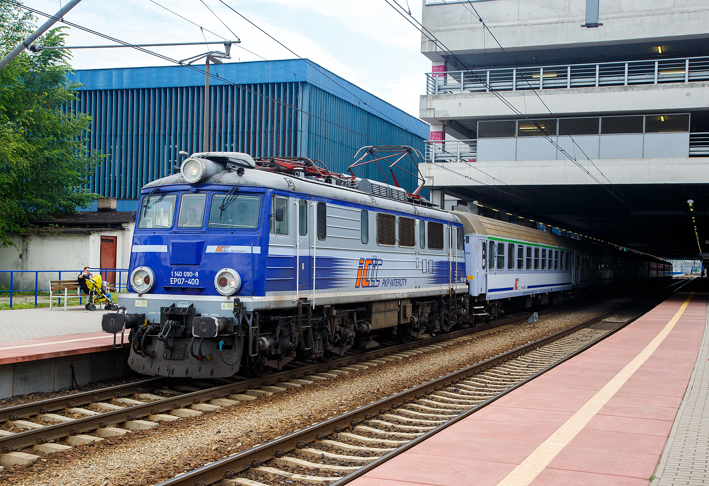 Die EP 07 – 400  (91 51 1 140 090-8 PL-PKPIC) der PKP Intercity, ex PKP EU07-400, am 25 Juni 2017 im Hauptbahnhof Posen (Poznań Główny) mit dem TLK 56134 von Wrocław Glowna via Gdańsk (Danzig) nach Gdynia Glowna / Gdingen Hbf (von 1939–1945 Gotenhafen bekannt), eine Hafenstadt in der Danziger Bucht (Polen).

Die Lok vom Typ HCP 303E wurde1986 von der H. Cegielski – Poznań S.A. (HCP) im polnischen Posen unter der Fabriknummer 303E-300 gebaut und an die PKP geliefert. Im Jahr 1996 erfolgte der Umbau zur EU07-400, hierzu wurde das Getriebe von einem Übersetzungsverhältnis von 79:18 auf ein solches von 76:21 umgebaut. 

Die Zuggattung TLK - Twoje Linie Kolejowe ist die Antwort der PKP Intercity auf die steigenden Erwartungen der Fahrgäste gegenüber den Fernzügen, die von ihrem Transportunternehmen vor allem günstige Fahrkartenpreise erwarten, ein breites Sortiment an Sonderangeboten sowie eine angemessene Anzahl der Verbindungen mit Halt an Unterwegsbahnhöfen erwarten. Auf diese Weise kann der Fahrgast mit TLK günstig und bequem reisen.

Die ersten TLK Züge, die das günstige Reisen unterstützen sollten, kamen im Jahr 2005 auf die Gleise. Am 1. Januar 2011 wurde der Name der Marke geändert, von Tanie Linie Kolejowe (deutsch: Billige Bahnstrecke) in Twoje Linie Kolejowe (deutsch: Deine Bahnstrecke), ab dem 19. März 2013 wurde, um den Reisenden höheren Komfort bieten zu können, die vollständige Platzreservierung in allen Wagen der Züge TLK eingeführt (der Preis für die „Platzreservierung” ist im Ticketpreis inbegriffen).
