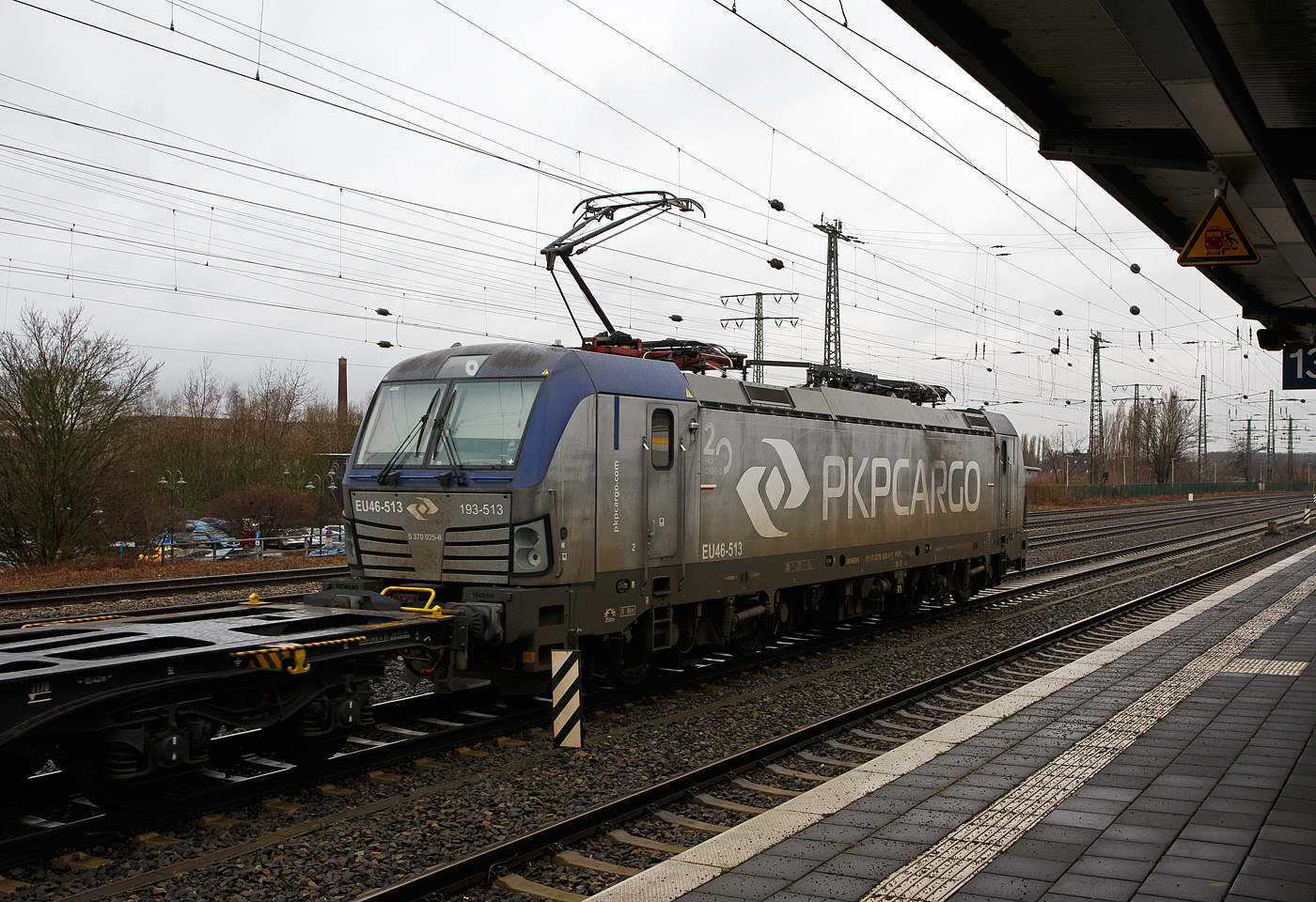 Die EU46-513 / 193-513 / 5 370 025-6  (91 51 5370 025-6 PL-PKPC der PKP Cargo S.A. (Warschau), fhrt am 14 Februar 2024, mit einem Gterwagen-Leerzug (bestehend aus Containertrag- und Flachwagen), durch den Hbf Hamm (Westfalen) in Richtung Osten.

Die Siemens Vectron MS wurde 2017 von Siemens Mobility GmbH in Mnchen-Allach unter der Fabriknummer  22175 gebaut und an die PKP Cargo S.A. (Warschau) geliefert. Diese Vectron Lokomotive ist als MS – Lokomotive (Mehrsystemlok) mit 6.400 kW konzipiert und in der Version A 10 zugelassen fr Polen, Deutschland, sterreich, Ungarn, Tschechien, Slowakei und die Niederlande (PL/D/A/H/CZ/SK/NL), sie hat eine zul. Hchstgeschwindigkeit von 160 km/h.
