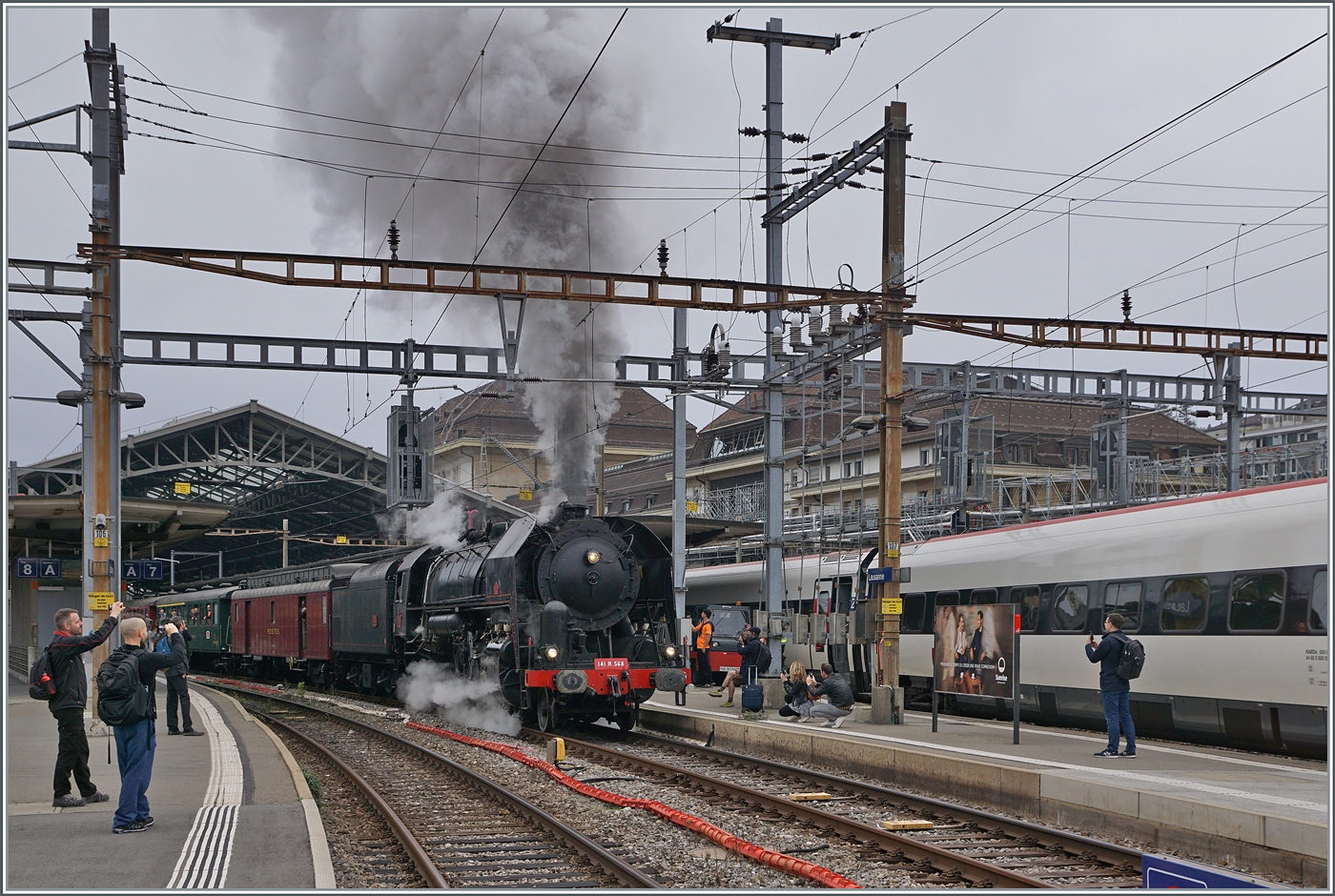 Die (ex) SNCF R141 R 568 der L'Association 141 R 568 mit dem Train Chasse verlässt Lausanne; hier eine Bildvariante die grundsätzlich meiner Idee von Bild entspricht, doch durch die vielen Mitfotografen nicht nicht ganz so gelungen ist.

26. OKt. 2024