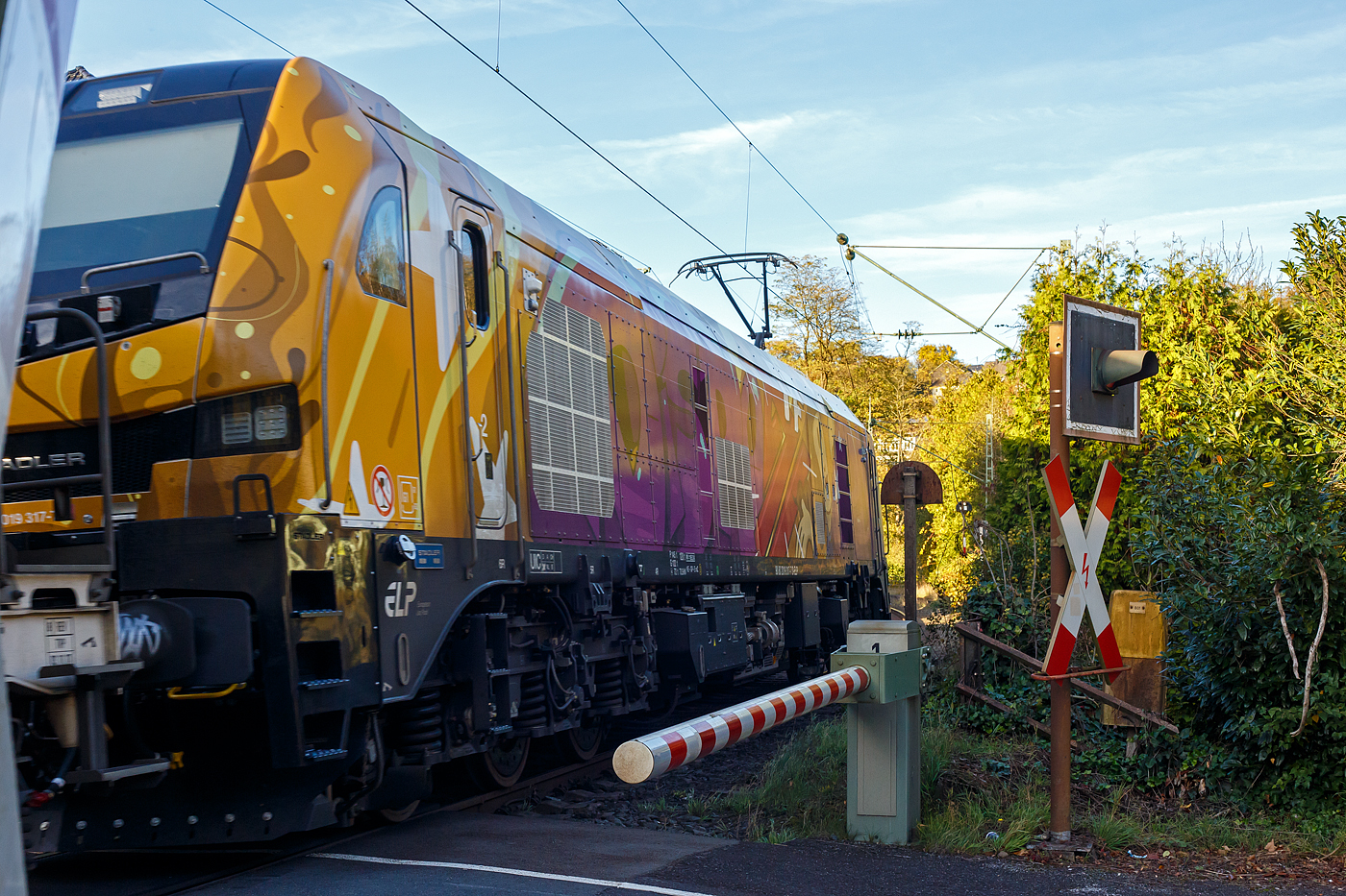 Die fast noch Fabrikneue, gerade mal sechs Wochen alt, und an die dispo-Tf Rail GmbH (Berlin) vermietete Stadler EURO 9000 der ELP - European Loc Pool AG (Frauenfeld/CH) 2019 317-7 (90 80 2019 317-7 D-ELP) fährt am 26 Oktober 2024, mit einem Zuckerzug (VTG Wagen der Gattung Uagnpps), durch Kirchen (Sieg) in Richtung Siegen. Vermutlich ist sie hier an die RTB CARGO GmbH (Düren) untervermietet.

Die Stadler EURO 9000 eine Co'Co'- DualModeLok wurde 2024 von Stadler Rail Valencia S.A.U. in Albuixech (Spanien) unter der Fabriknummer 4339 gebaut und am 18.09.2024 an die ELP - European Loc Pool AG in Frauenfeld (CH) ausgeliefert. Seit dem 18.09.2024 ist sie auch an die dispo-Tf Rail GmbH (Berlin) vermietet.

