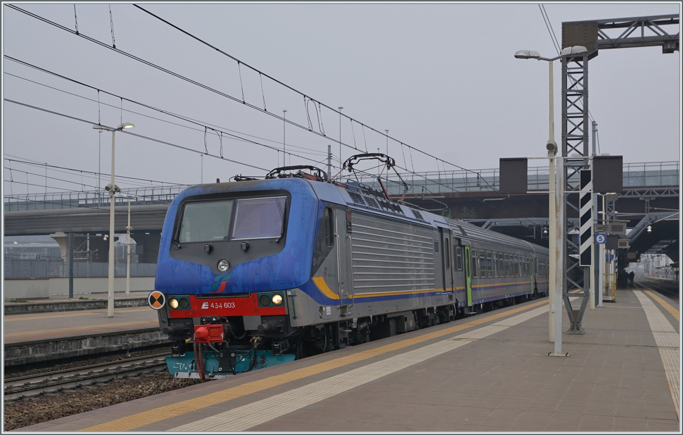 Die FS Trenitalia E 464 603 verlässt mit einem beschleunigten Regionazug Roh Fiera Milano in Richtung Milano Centrale. 

24. Feb. 2023