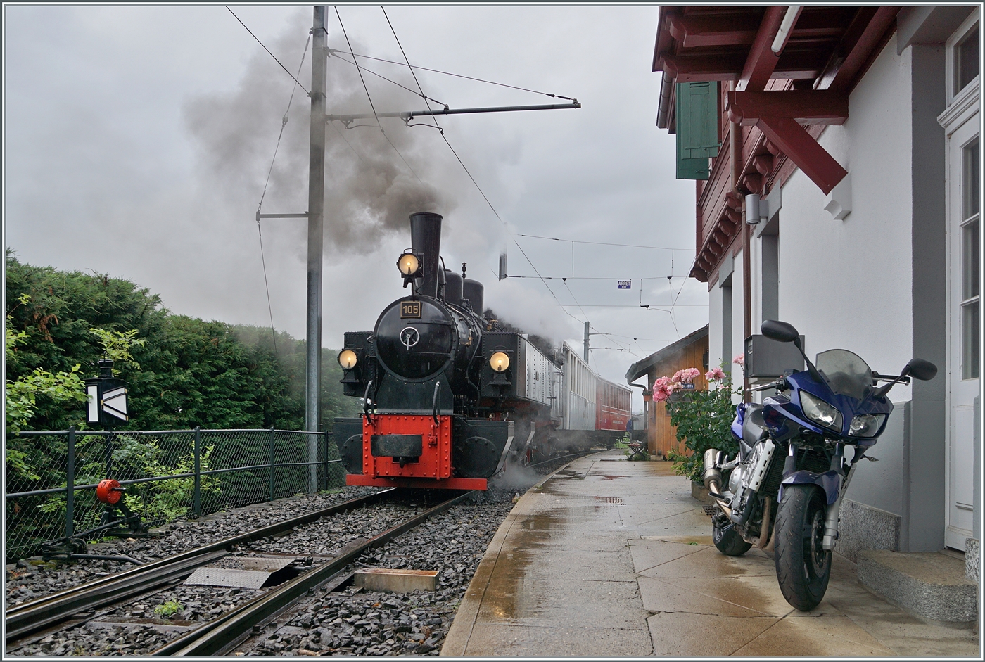 Die G 2x 2/2 105 der Blonay - Chamby Bahn ist mit ihrem Zug in Chamby angekommen.

22. Juni 2024