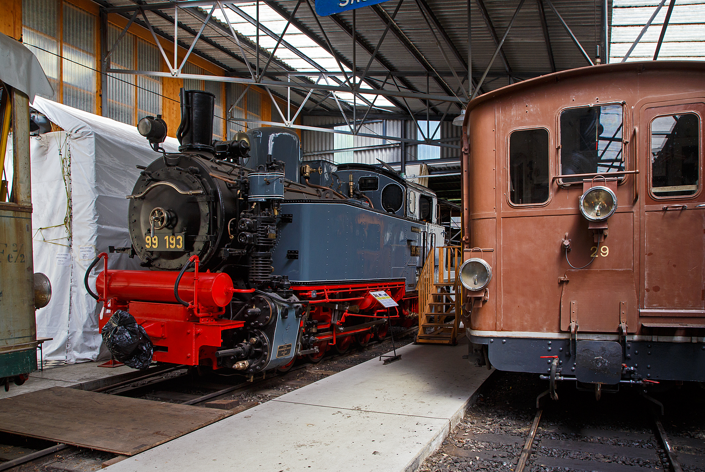 Die G 5/5 99 193 (ex DR 99 193, ex DB 99 193) der Museumsbahn Blonay–Chamby am 27.05.2023 im Museum Chaulin.

Die Baureihe 99.19 bezeichnet eine fünfachsige meterspurige Lokomotivbaureihe (Gattung K 55.9) der Deutschen Reichsbahn. Die Konstruktion basierte im Wesentlichen auf der Baureihe 99.64–65/67–71 (Sächsische VI K) für 750 mm Schmalspur. Gebaut wurden die vier Lokomotiven, von der Maschinenfabrik Esslingen, für die Schmalspurbahn Nagold–Altensteig.

Anfang der 1920er Jahre erhielt die Reichsbahndirektion Stuttgart fünf fabrikneue Lokomotiven der Baureihe 99.67–71, ein fast unveränderter Nachbau der Baureihe 99.64–65 (sächsische Gattung VI K), mit 750 mm Spurweite für die Bottwartalbahn. Da sich die Fahrzeuge gut bewährten, ließ man für die Schmalspurbahn Nagold–Altensteig 1927 von der Maschinenfabrik Esslingen vier Lokomotiven mit den Fabriknummern 4181 bis 4184 bauen, die weitgehend der Baureihe 99.64–65/67–71 glichen. Sie erhielten die Betriebsnummern 99 191 bis 194 und kosteten zusammen rund 275.000 Reichsmark. Im April 1927 wurde das erste Fahrzeug von der Deutschen Reichsbahn in Dienst gestellt.

1944 mussten zwei Maschinen abgegeben werden. Die 99 191 wurde Ende Mai 1944 zur Reichsbahndirektion Erfurt umstationiert, wo sie auf der Schmalspurbahn Eisfeld–Schönbrunn eingesetzt wurde. Die 99 194 gelangte im Kriegseinsatz höchstwahrscheinlich auf den Balkan.

Die 99 192 und 99 193 waren bei Kriegsende schadhaft abgestellt und wurden bis Ende 1945/Anfang 1946 wieder aufgearbeitet. Fortan übernahmen sie alleine den Zugdienst auf der Schmalspurbahn Nagold – Altensteig. Da Ende 1949 ein Teil des Personenverkehrs auf den Bus überging, wurde fortan täglich nur noch eine Maschine gebraucht.

Ab Sommer 1956 waren beide Loks nur noch als Reserve vorhanden, nachdem von der Walhallabahn Regensburg – Wörth die Diesellok V 29 952 nach Altensteig umgesetzt worden war. Die 99 192 wurde am 15. Mai 1959 ausgemustert und diente ab jetzt als Ersatzteilspender. Die 99 193 erhielt aufgrund des gestiegenen Straßenverkehrs auf der rechten Lokseite weiß-rote Warntafeln, da die Strecke mehrere Kilometer direkt neben der Straße verlief. Am 30. November 1967 wurde die 99 193 ausgemustert, eine Aufstellung als Denkmal in Altensteig scheiterte. Seit 1969 befindet sie sich bei der Museumsbahn Blonay–Chamby in der Schweiz.

Rahmen und Fahrwerk
Der genietete Blechinnenrahmen war 18 mm stark, innerhalb der Rahmenwangen befand sich ein Rahmenwasserkasten mit circa 0,66 m³ Fassungsvermögen.

Für die engen Bogenradien waren nach dem Gölsdorfprinzip der erste und fünfte Radsatz um 30 mm sowie der dritte um 20 mm seitenverschiebbar. Zusätzlich hatte die dritte Achse um zehn Millimeter geschwächte Spurkränze. Für eine bessere Führung waren die erste und letzte Achse mit Rückstellvorrichtungen ausgestattet.

Neben der obligatorischen Wurfhebelbremse als Handbremse stand die Westinghouse-Bremse zur Verfügung. Der dafür notwendige Luftbehälter wurde quer auf der vorderen Pufferbohle eingeordnet. Die 99 193 erhielt für ihren Museumsbahneinsatz zudem eine Saugluftbremse. Als Kupplung diente eine einfache Trichterkupplung mit Federung. Die 99 193 erhielt für den Betrieb bei der Museumsbahn Blonay–Chamby Mittelpuffer mit darunterliegender Schraubenkupplung nach französischen Normen.

TECHNISCHE DATEN:
Nummerierung: 99 191–194
Anzahl: 4
Hersteller: Maschinenfabrik Esslingen
Baujahre: 1927
Bauart: E h2t
Gattung: K 55.9
Spurweite: 1.000 mm (Meterspur)
Länge über Puffer: 8.436 mm
Höhe: 3.550 mm
Breite: 2.450 mm
Achsabstand: 4 x 930 mm = 3.720 mm
Leergewicht: 33,6 t
Dienstgewicht: 43,5 t
Radsatzfahrmasse: 8,7 t
Höchstgeschwindigkeit: 30 km/h
Anfahrzugkraft: 76,15 kN
Treibraddurchmesser: 800 mm
Zylinderanzahl: 2
Zylinderdurchmesser: 430 mm
Kolbenhub: 400 mm
Kessellänge: 3.235 mm
Kesselüberdruck: 14 bar
Anzahl der Heizrohre: 79
Anzahl der Rauchrohre: 18
Wasservorrat: 4,66 m³
Brennstoffvorrat: 2 t Kohle