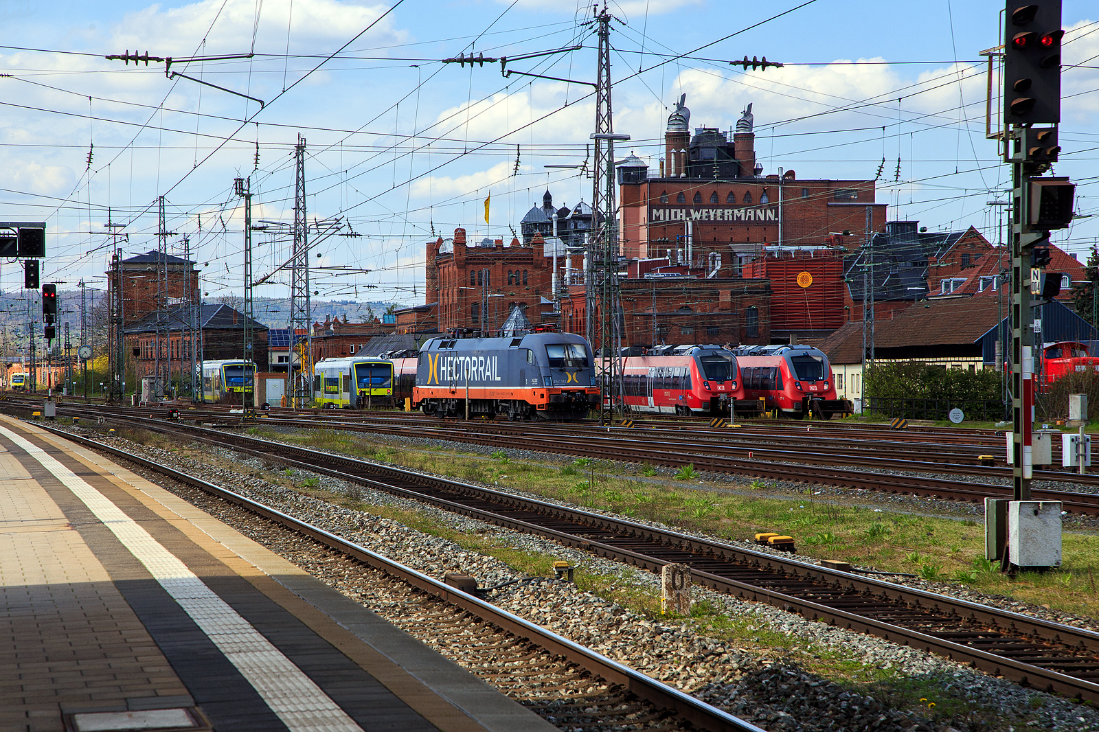 Die Hector Rail 242.532  LIGHTYEAR  (91 80 6182 532-2 D-HCTOR) ist am 21.04.2023 in Bamberg abgestellt.

Die Siemens ES64U2 wurde 2000 von Siemens in München-Allach unter Fabriknummer 20447 gebaut und als 1116 903-4 an die damalige Siemens Dispolok GmbH in München (heute MRCE Dispolok GmbH) geliefert und an die boxXpress.de GmbH vermietet. 2001 wurde sie in ES 64 U2-903 und 2003 in ES 64 U2-032 um bezeichnet, 2007 erhielt sie die NVR-Nummer 91 80 6182 532-2 D-DISPO.  Im Jahr 2011 wurde sie an die Hector Rail AB ind Danderyd (Schweden) verkauft und erhielt die NVR-Nummer 91 80 6182 532-2 S-HCTOR und später D-HCTOR. Sie hat die Zulassungen für Deutschland, Österreich, Norwegen und Dänemark. 
