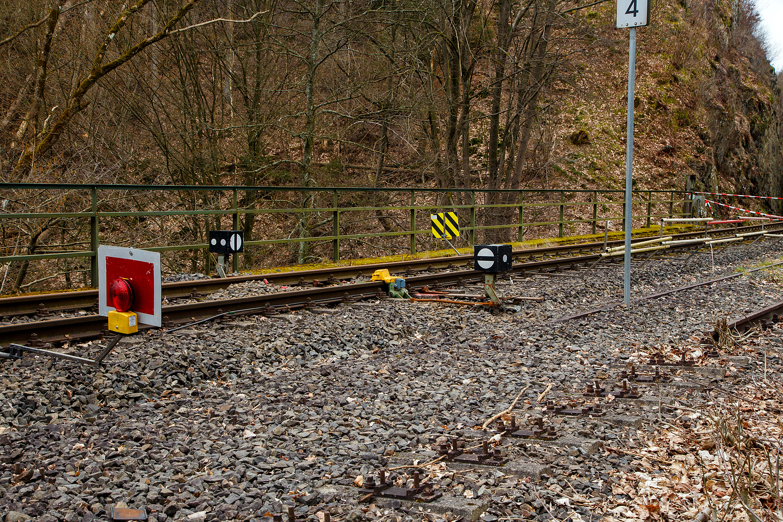 Die Hellertalbahn (KBS 462 / Strecke 2651) bei km 88,4 in Herdorf nahe dem Hp Knigsstollen am 17.03.2023. Ab den 20.03.2023 sollen die Triebzge der RB 96 „Hellertalbahn“, anstelle von Neunkirchen (Siegerland), nun bis zum Hp Knigsstollen gefhrt werden. Der Streckenabschnitt Knigsstollen nach Betzdorf, bleibt ja nach Felsstutz am 23.12.2022 weiter, mindestens bis zum kleinen Fahrplanwechsel im Juni 2023, gesperrt. Nun wurde hier kurz vor dem Einschnitt (der Felsstutzstelle) noch schnell eine Gleissperre gesetzt. 

Fr mich ist hier nur klappbare Entgleisungsschuh eigentlich verkehrt herum. Denn so wirkt es auf Wagen aus Betzdorf bzw. Felsstutzstelle kommend und nicht aus Richtung Herdorf zur Gefahrenstelle hin.