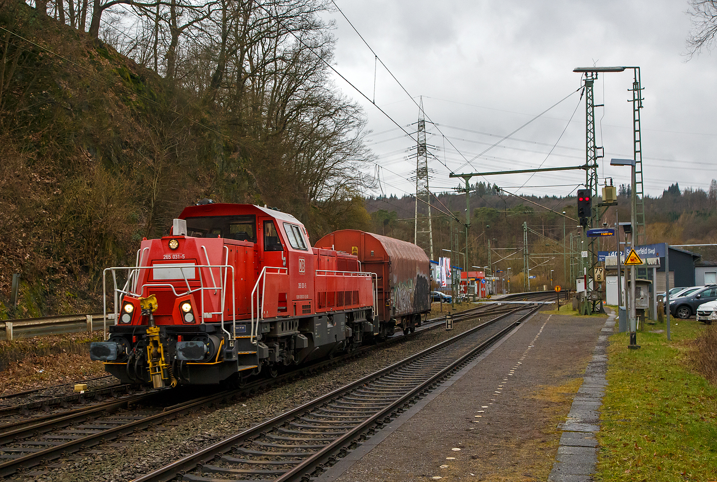 Die Kreuztaler 265 031-5 (92 80 1265 031-5 D-DB), eine Voith Gravita 15L BB der DB Cargo AG, fährt am 18.02.2023 mit einem einzelnen Coil-Güterwagen der Gattung Shimmns durch Scheuerfeld (Sieg) in Richtung Siegen bzw. Kreuztal.

Nochmal einen lieben Gruß an den sehr netten Lokführer zurück.

Die Lok wurde 2013 von Voith in Kiel unter der Fabriknummer L04-18032 gebaut und an die DB Schenker (heute DB Cargo Deutschland AG) geliefert.
