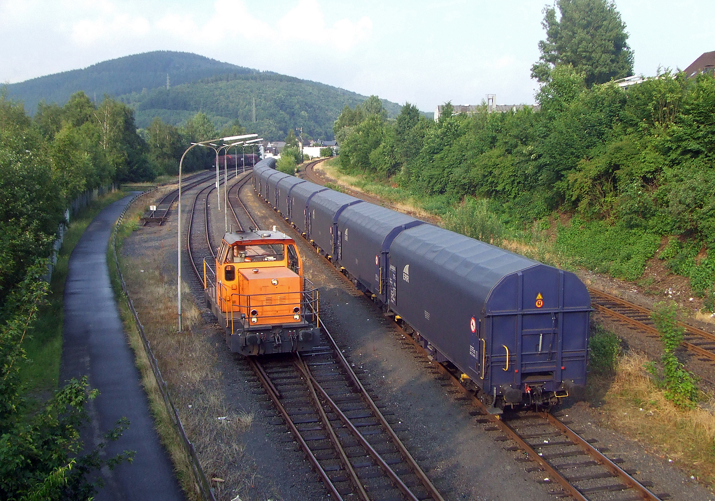 Die KSW 31, eine MaK G 763 C der Kreisbahn Siegen-Wittgenstein GmbH, rangiert am 25 Juni 2008 in Herdorf auf dem KSW-Rangierbahnhof in Herdorf (Betriebsstätte FGE -Freien Grunder Eisenbahn)

Die KSW 31 wurde 1989 von MaK in Kiel unter der Fabriknummer 700093 gebaut und als SK 31 an die Siegener Kreisbahn GmbH geliefert, welche ab Ende 2004 nun als Kreisbahn Siegen-Wittgenstein (KSW) firmiert. Die Lok wurde im Juni 2008 an die Vossloh Locomotives GmbH Kiel-Friedrichsort) verkauft und bekam nun die NVR-Nr. 92 80 0262 217-9 D-VL, bis Mitte Januar 2009 war sie dann noch an die KSW vermietet. 2009 war sie dann bei der ThyssenKrupp Steel AG im Werk Kreuztal-Ferndorf. Im Februar 2011 wurde sie dann an die VGH - Verkehrsbetriebe Grafschaft Hoya GmbH, Lok 22 (98 80 0262 217-9 D-VGH) verkauft.
