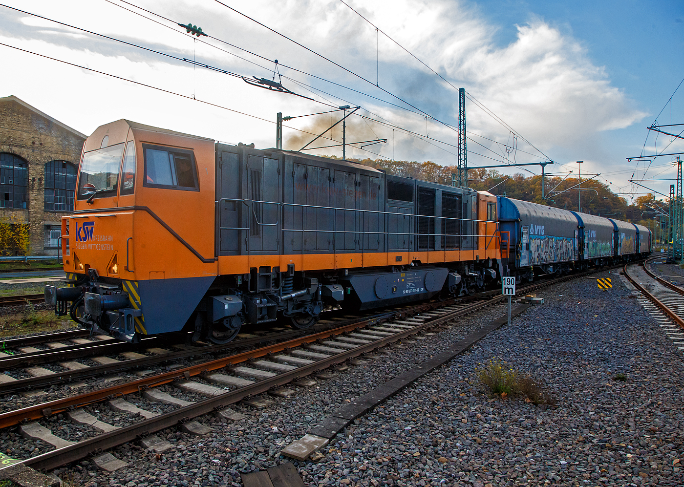 Die KSW 43 (92 80 1273 018-2 D-KSW), die asymmetrische Vossloh G 2000 BB der KSW (Kreisbahn Siegen-Wittgenstein) hat am 18.11.2022, mit ihrem Coilzug (VTG Coilwagen der Gattung Shimmns-ttu) vom Hafen Duisburg kommend, Betzdorf (Sieg) erreicht. Da die Strecke nach Herdorf (KBS 462 – Hellertalbahn) noch nicht frei war musste sie kurz im Rbf warten. Nun da der HLB Triebwagen als RB 96 Betzdorf erreicht hat ist die Strecke frei und sie kann weiter nach Herdorf fahren.

Nochmal einen lieben Gruß an das Lokpersonal zurück.