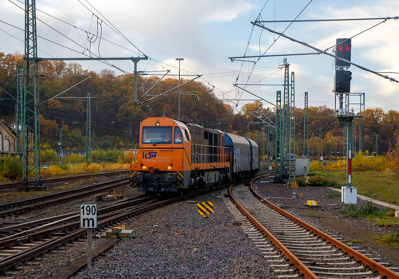 Die KSW 43 (92 80 1273 018-2 D-KSW), die asymmetrische Vossloh G 2000 BB der KSW (Kreisbahn Siegen-Wittgenstein) hat am 18.11.2022, mit ihrem Coilzug (VTG Coilwagen der Gattung Shimmns-ttu) vom Hafen Duisburg kommend, Betzdorf (Sieg) erreicht. Da die Strecke nach Herdorf (KBS 462 – Hellertalbahn) noch nicht frei war musste sie kurz im Rbf warten. Nun da der HLB Triebwagen als RB 96 Betzdorf erreicht hat ist die Strecke frei und sie kann weiter nach Herdorf fahren.

Nochmal einen lieben Gruß an das Lokpersonal zurück.