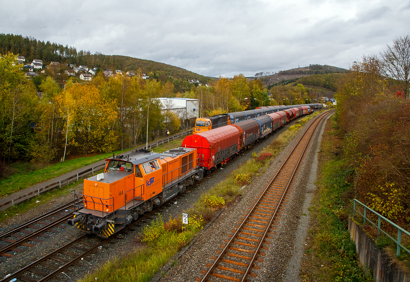 Die KSW 44 (92 80 1271 004-4 D-KSW) eine MaK G 1000 BB der KSW (Kreisbahn Siegen-Wittgenstein), eine MaK G 1000 BB, drückt ihren Güterzug, auf dem KSW Rangierbahnhof Herdorf (Freien Grunder Eisenbahn KSW NE447 / DB-Nr. 9275), an weitere Wagen heran.

Hinten an dem Gleis steht die KSW 43 (92 80 1273 018-2 D-KSW), die asymmetrische Vossloh G 2000 BB der KSW mit einem Übergabezug (leere VTG Coilwagen der Gattung Shimmns-ttu).
