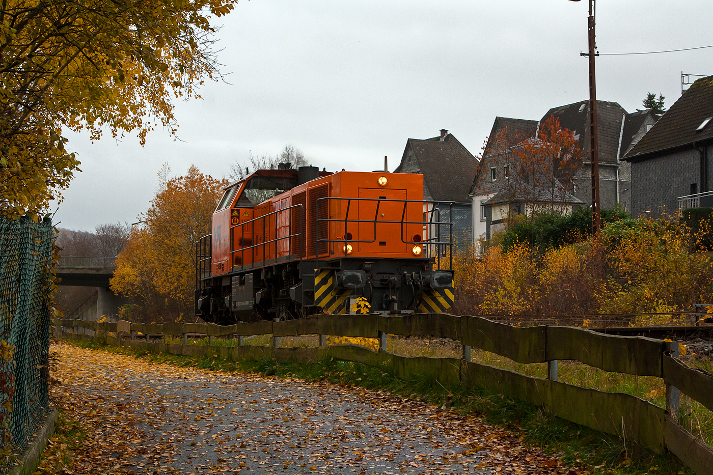 Die KSW 44 (92 80 1271 004-4 D-KSW) eine MaK G 1000 BB der KSW (Kreisbahn Siegen-Wittgenstein), eine MaK G 1000 BB, hat am 30.11.2022 bereits Güterwagen, auf dem KSW Rangierbahnhof Herdorf (Freien Grunder Eisenbahn KSW NE447 / DB-Nr. 9275), abgestellt. Nun fährt sie vom KSW Rbf auf Gleis 2 vom Bf Herdorf, nach dem umstellen der Weiche und dem Fahrtrichtungswechsel geht es dann über die Hellertalbahn in Richtung Burbach.