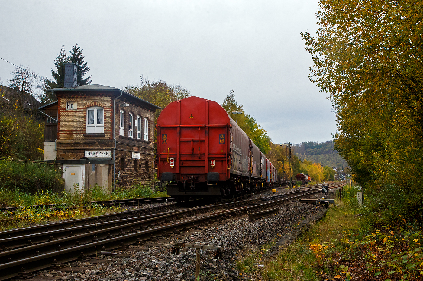 Die KSW 44 (92 80 1271 004-4 D-KSW) eine MaK G 1000 BB der KSW (Kreisbahn Siegen-Wittgenstein), fährt am 03.11.2022 mit einem Übergabezug vom KSW Rangierbahnhof (Freien Grunder Eisenbahn) in Herdorf los. Die KSW bringt solche Wagenzüge (Übergabezüge) an Werktagen täglich (meist nachmittags) über Betzdorf (Sieg) zum DB Rbf Kreuztal. Dort werden dann wieder von der DB Cargo Züge für die einzelnen Bestimmungsorte zusammengestellt und abgefahren.