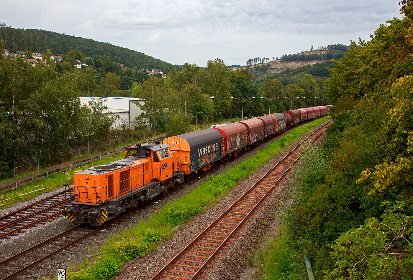 Die KSW 44 (92 80 1271 004-4 D-KSW) eine MaK G 1000 BB der KSW (Kreisbahn Siegen-Wittgenstein), steht am 24.08.2023 mit einem Übergabezug (leere Wagen), auf ihren Rangierbahnhof in Herdorf der Betriebsstätte FGE -Freien Grunder Eisenbahn (KSW NE447 / DB-Nr. 9275), zur Abfahrt bereit. Aber noch muss sie den Gegenverkehr abwarten, bevor sie in Richtung Betzdorf losfahren kann.

Rechts die eingleisige DB Strecke KBS 462 „Hellertalbahn“ (Betzdorf – Herdorf – Haiger).