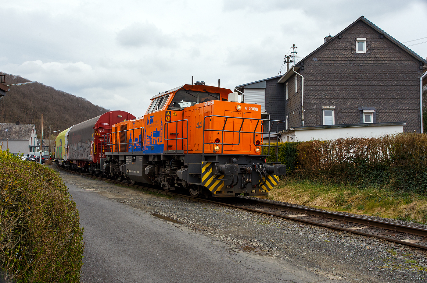 Die KSW 44 (92 80 1271 004-4 D-KSW) eine MaK G 1000 BB der KSW (Kreisbahn Siegen-Wittgenstein), mit einem leeren Coilzug vom Pfannenberg in Neunkirchen-Salchendorf kommend, am 22 März 2024 in Neunkirchen-Struthütten. So erreicht sie gleichdrauf den KSW-Rangierbahnhof in Herdorf, Betriebsstätte FGE -Freien Grunder Eisenbahn.

Die Lok 44 wurde 2003 unter der Fabriknummer 1001462 bei Vossloh gebaut und am 05.01.2004 an die SK - Siegener Kreisbahn GmbH geliefert, welche ab Ende 2004 nun als Kreisbahn Siegen-Wittgenstein (KSW) firmiert.