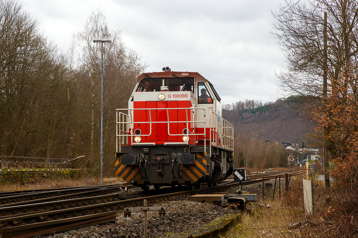 Die KSW 47 (92 80 1271 027-5 D-KSW), ex D 2 der HFM, eine Vossloh G 1000 BB der KSW (Kreisbahn Siegen-Wittgenstein), rangiert am 17.02.2023 vom KSW Rbf Herdorf (Betriebsstätte Freien Grunder Eisenbahn - NE 447) auf den Bahnhof Herdorf und fährt dann auf der Hellertalbahn (KBS 462 / Strecke-Nr. 2651) in Richtung Haiger los.