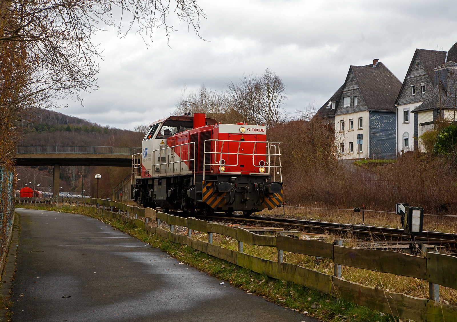 Die KSW 47 (92 80 1271 027-5 D-KSW), ex D 2 der HFM, eine Vossloh G 1000 BB der KSW (Kreisbahn Siegen-Wittgenstein), rangiert am 17.02.2023 vom KSW Rbf Herdorf (Betriebsstätte Freien Grunder Eisenbahn - NE 447) auf den Bahnhof Herdorf und fährt dann auf der Hellertalbahn (KBS 462 / Strecke-Nr. 2651) in Richtung Haiger los.