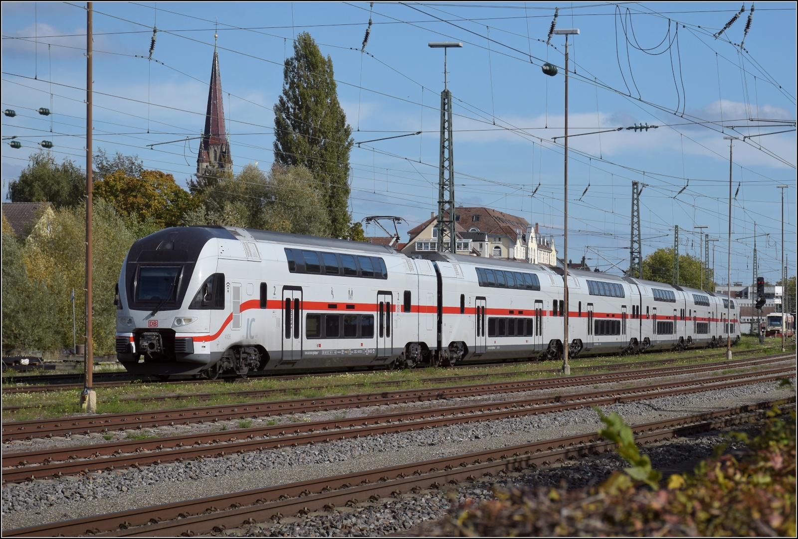 Die künftige Gäubahn ab Fahrplanwechsel. 

Es sollen die ehemaligen Westbahnzüge eingesetzt werden. Hier in Radolfzell steht -mit  Schweizer Parklicht - der IC 4106 mit der vorderen Steuerwagennummer 4010 106.  

Mit voller Nummer lauten die einzelnen Wagen: 
93 85 4010 106-1 <U>CH</U>-DB DBpzfa<SUP> 010.A</SUP> 
93 85 4010 206-9 <U>CH</U>-DB DBpkza<SUP> 010.B</SUP> 
93 85 4010 306-7 <U>CH</U>-DB DBpkza<SUP> 010.C</SUP> 
93 85 4010 406-5 <U>CH</U>-DB DBpbkza<SUP> 010.D</SUP> 
93 85 4010 506-2 <U>CH</U>-DB DBpdkza<SUP> 010.E</SUP> 
93 85 4010 606-0 <U>CH</U>-DB DApzfa<SUP> 010.F</SUP> 

Interessant ist dabei die Nummer nach dem österreichischen Elektro-Triebwagennummern in den Viertausenderzahlen, die Immatrikulierung im Schweizer Register mit 85 und die deutsche Besitzerin DB. Zugelassen sind die Fahrzeuge in der Schweiz, Österreich und -nach besonderer Vereinbarung- Deutschland.

Die Daten zum Zug hat Armin wunderbar zusammengefasst ( http://igschieneschweiz.startbilder.de/bild/schweiz~triebzuege~spezifikationen-der-baureihen/787881/der-sechsteilige-stadler-kiss179-4010-029.html ), das dürfte sich mit dem anderen Farbkleid nicht geändert haben, außer der Anzahl Sitzplätze, die nunmehr mit 486 angegeben wird.

Oktober 2022.