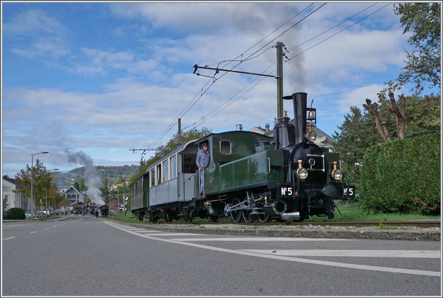 Die LEB 3/3 N° 5 (Baujahr 1890) der Blonay-Chamby Bahn bei Blonay.

28. Okt. 2023