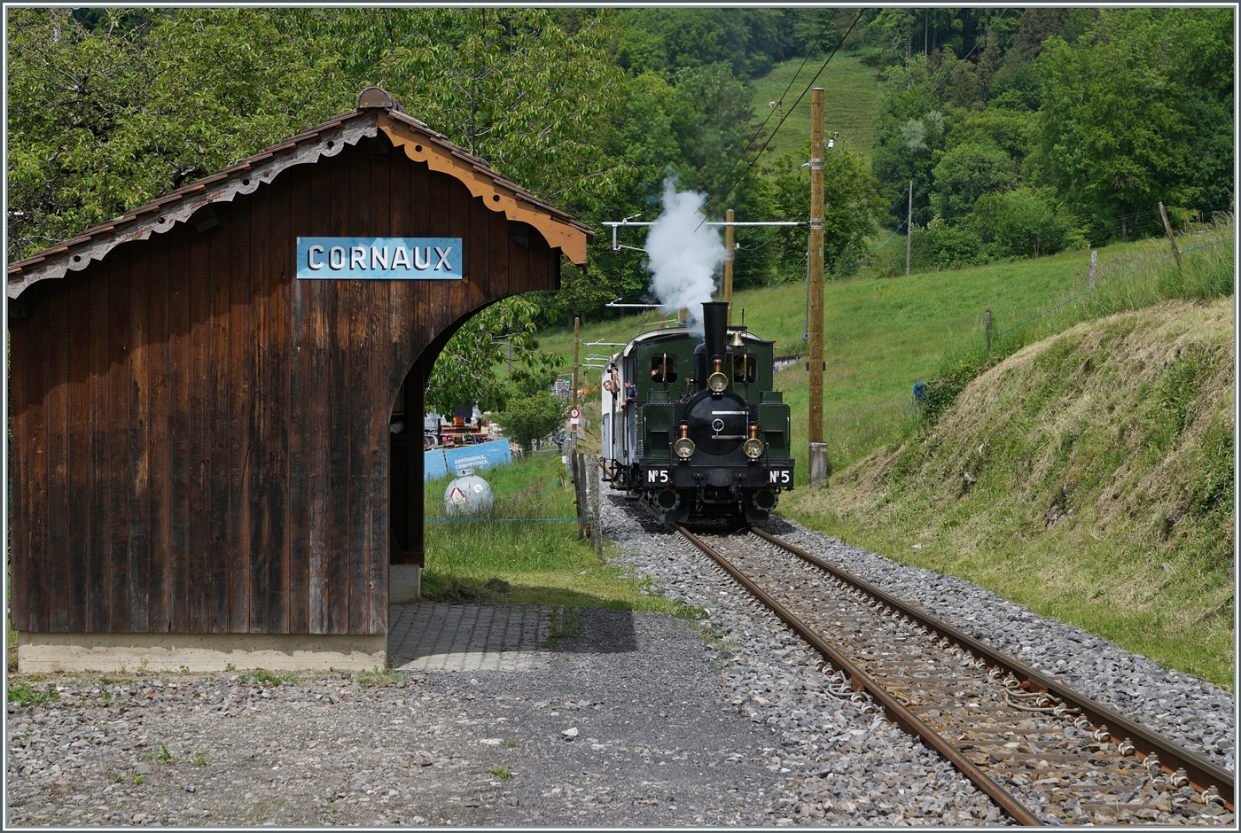 Die LEB G 3/3 N° 5 erreicht mit ihrem Dampfzug von Blonay nach Chaulin den Halt Cornaux. 

20. Mai 2024