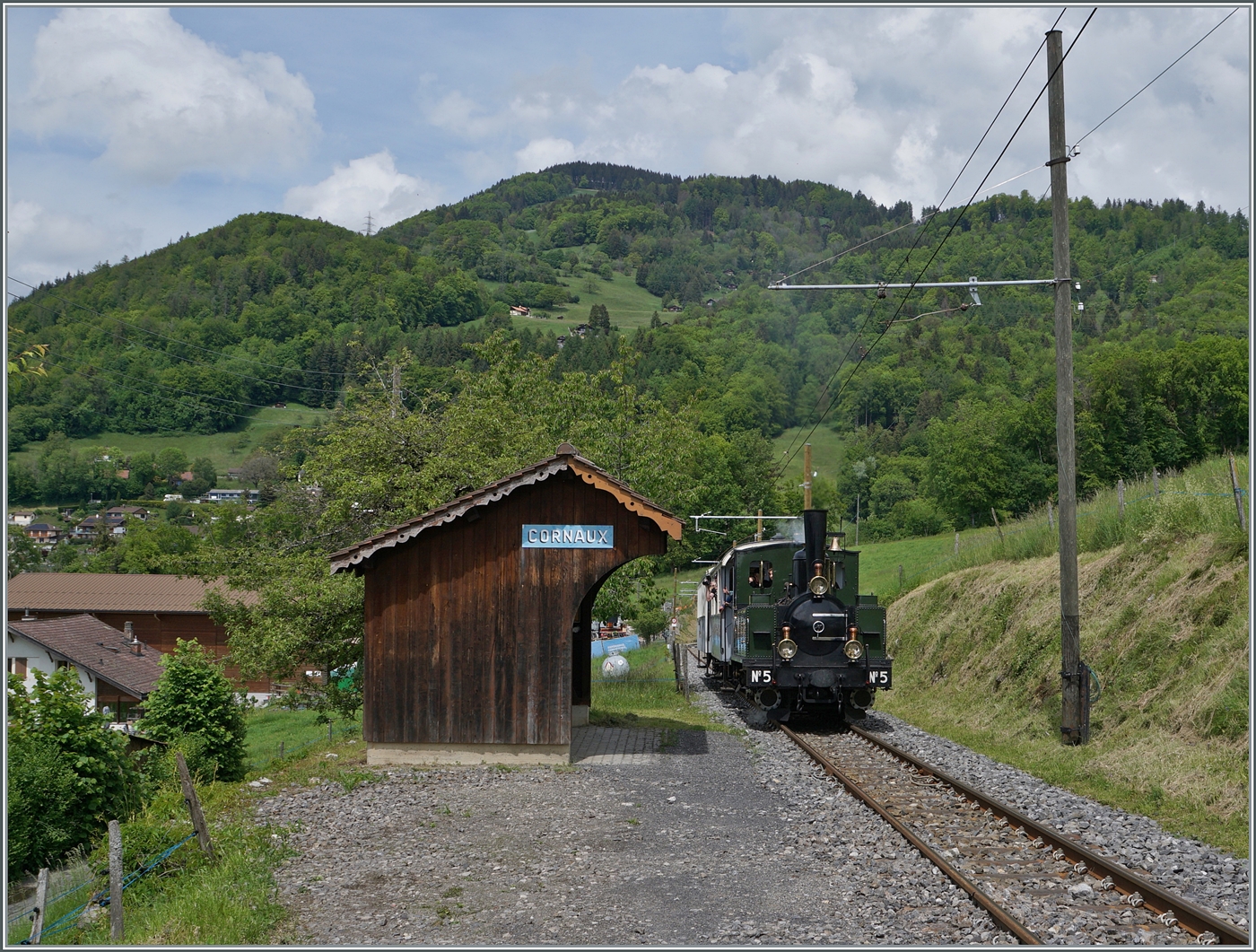 Die LEB G 3/3 N° 5 der Blonay-Chamby Bahn erreicht mit ihrem Dampfzug von Blonay nach Chaulin den Halt Cornaux.

20. Mai 2024