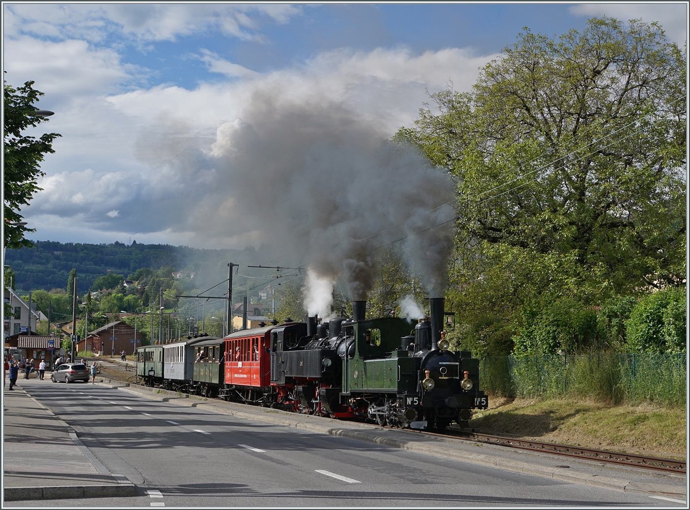 Die LEB G 3/3 N° 5 und die SEG G 2x 2/2 105 verlassen mit ihrem Dampfzug Blonay in Richtung Chaulin. 

19. Mai 2024