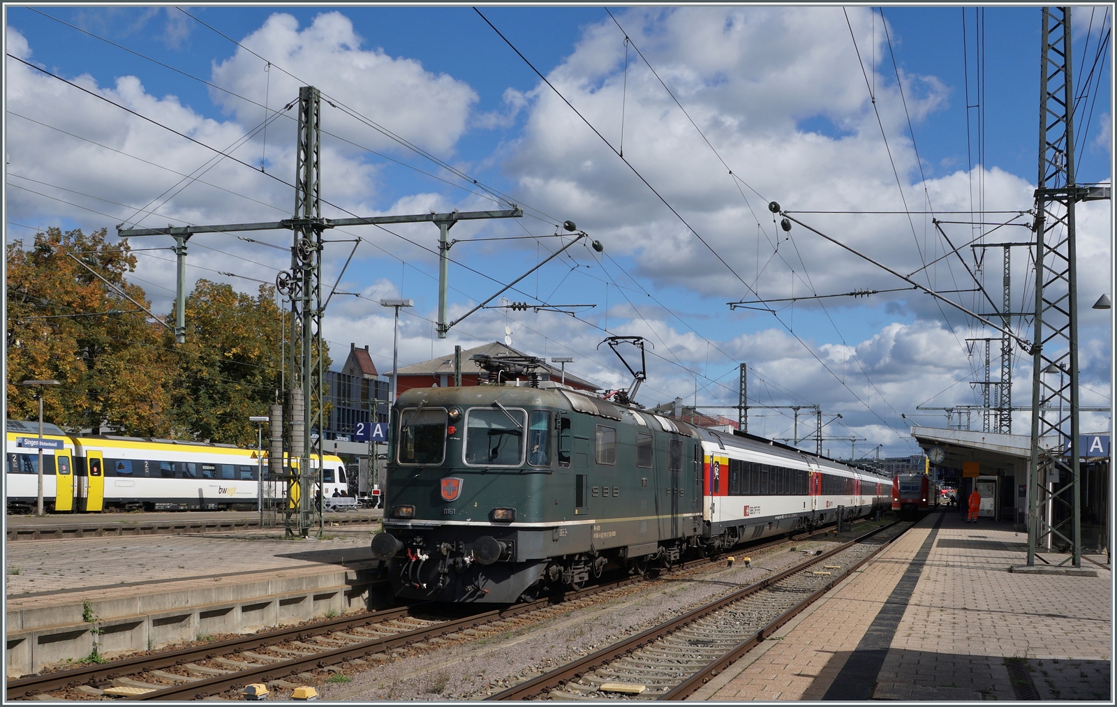 Die letzte grüne SBB Re 4/4 II, die RE 4/4 1161 hat in Singen einen IC von Stuttgart übernommen und wird in nach Zürich bringen.

9. Sept. 2022  