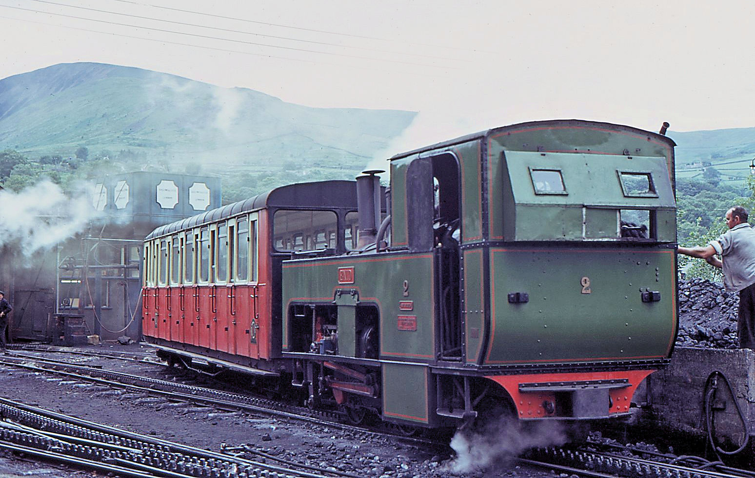 Die Lokomotiven von 1895/96 (SLM Winterthur) für die Snowdon Mountain Railway / Rheilffordd yr Wyddfa: Lok 2  Enid  in der Depotanlage in Llanberis, 21.Juli 1974. Enid ist der Name einer Tochter des einstigen Besitzers des Snowdon-Gebirges. Vermutlich ist die Lok 2022 ausrangiert worden.  