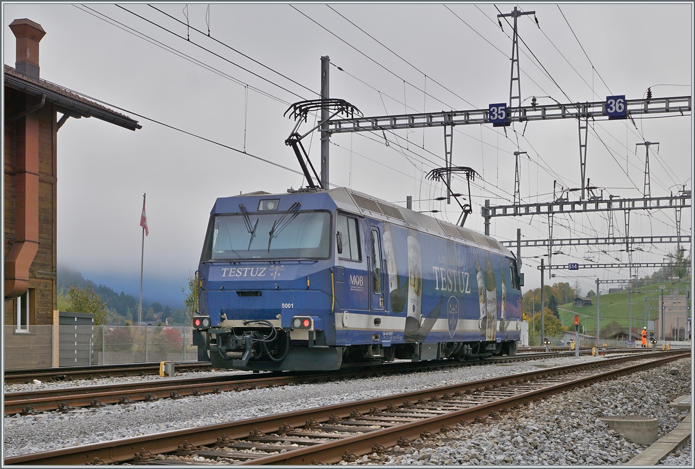 Die mit dem GoldenPass Express 4PE 4065 von Montreux in Zweisimmen angekommene MOB Ge 4/4 8001 wartet nun auf einem Abstellgleis auf den GoldenPass Express PE 4068 für die Rückleistung nach Montreux. Das Bild zeigt auch, dass der berühmte  Schweizer Lichtwechsel  hier nicht angewandt wird und die Lok bereits das  normale  Schlusssignal zeigt. 

13. Oktober 2025