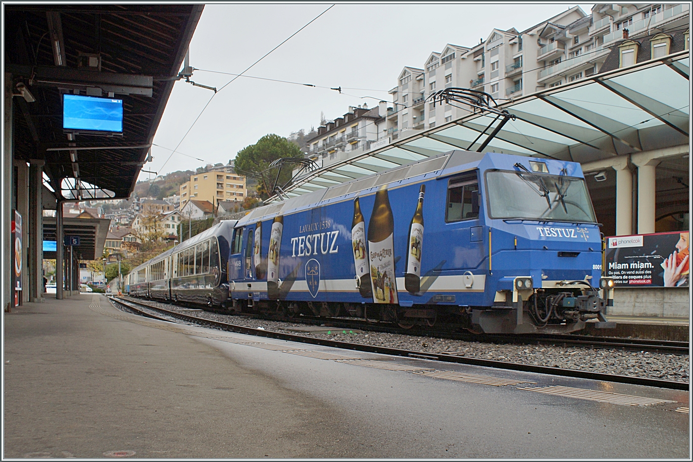 Die MOB Ge 4/4 8001 in fast traditionellem MOB Blau wartet mit ihrem GPX (GoldenPassExpress) in Montreux gut zwei Tage zu früh auf die Abfahrt nach Interlaken Ost. 

9. Dezember 2022 