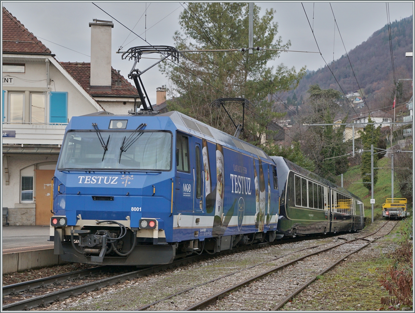 Die MOB Ge 4/4 8001 passiert mit ihrem GoldenPass Express GPX 4065 von Interlaken Ost nach Montreux bei Kilometer 3.3 den Bahnhof Fontanivent; wird also bald sein Ziel erreicht haben. Erfreulicherweise ist der Zug in allen drei Klassen recht gut besetzt und pünktlich. 

4. Januar 2023